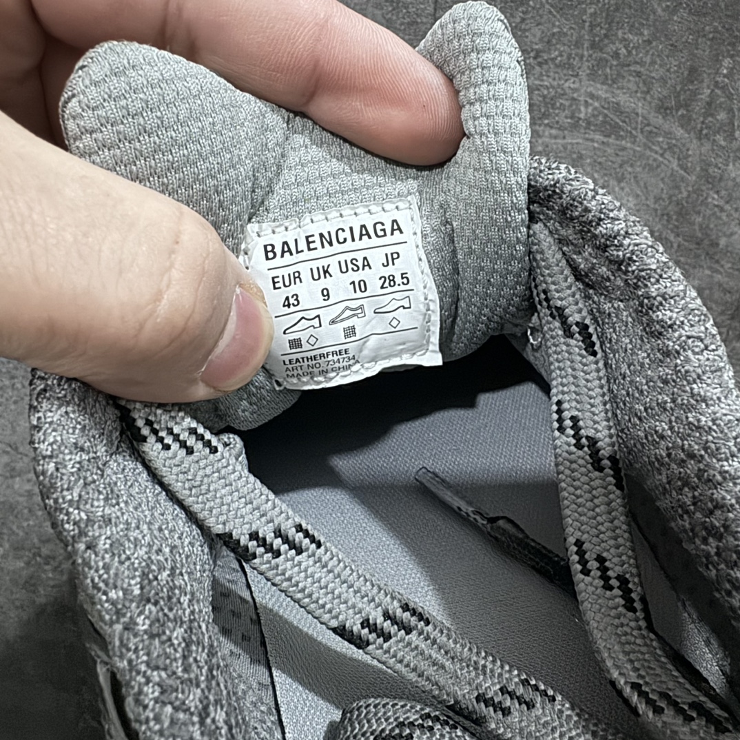 图片[9]-【X版纯原】BALENCIAGA 3XL Sneakers 巴黎世家十代网布系带低帮走秀复古老爹鞋 全新版本 全新顶端品质 全套原纸板楦头开发 最原汁原味的灵魂版型 全鞋荧光划线卡点 胶水把控整洁度追求极致完美 每一双都是工艺品 多重QC质检 超越公司货的品控标准 实实在在的免检产品 原盒原配 正确字体电绣 粗细、位置、大小正确 侧边TPU 透气孔匹配意产原版 正确分离大底 TPU软底 原版一致大底LOGO 立体感十足 原厂皮料水洗做旧 采购原厂网纱 不含皮革 网布材料和聚氨酯 磨损效果 鞋头边缘和后帮 Balenciaga 徽标 鞋面和后跟凸印尺码 鞋舌 3XL 橡胶品牌标识和反光细节 鞋帮拉袢和鞋舌拉祥 配反光细节 备用鞋带在鞋履前侧 可在穿着前取下 便于不同造型搭配 正常尺码 尺码：35 36 37 38 39 40 41 42 43 44 45 46-选品中心