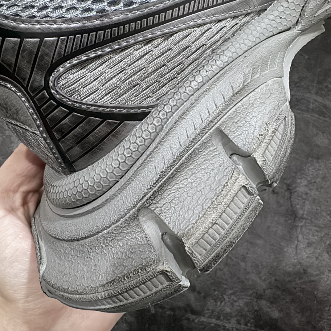 图片[7]-【X版纯原】BALENCIAGA 3XL Sneakers 巴黎世家十代网布系带低帮走秀复古老爹鞋 全新版本 全新顶端品质 全套原纸板楦头开发 最原汁原味的灵魂版型 全鞋荧光划线卡点 胶水把控整洁度追求极致完美 每一双都是工艺品 多重QC质检 超越公司货的品控标准 实实在在的免检产品 原盒原配 正确字体电绣 粗细、位置、大小正确 侧边TPU 透气孔匹配意产原版 正确分离大底 TPU软底 原版一致大底LOGO 立体感十足 原厂皮料水洗做旧 采购原厂网纱 不含皮革 网布材料和聚氨酯 磨损效果 鞋头边缘和后帮 Balenciaga 徽标 鞋面和后跟凸印尺码 鞋舌 3XL 橡胶品牌标识和反光细节 鞋帮拉袢和鞋舌拉祥 配反光细节 备用鞋带在鞋履前侧 可在穿着前取下 便于不同造型搭配 正常尺码 尺码：35 36 37 38 39 40 41 42 43 44 45 46-选品中心