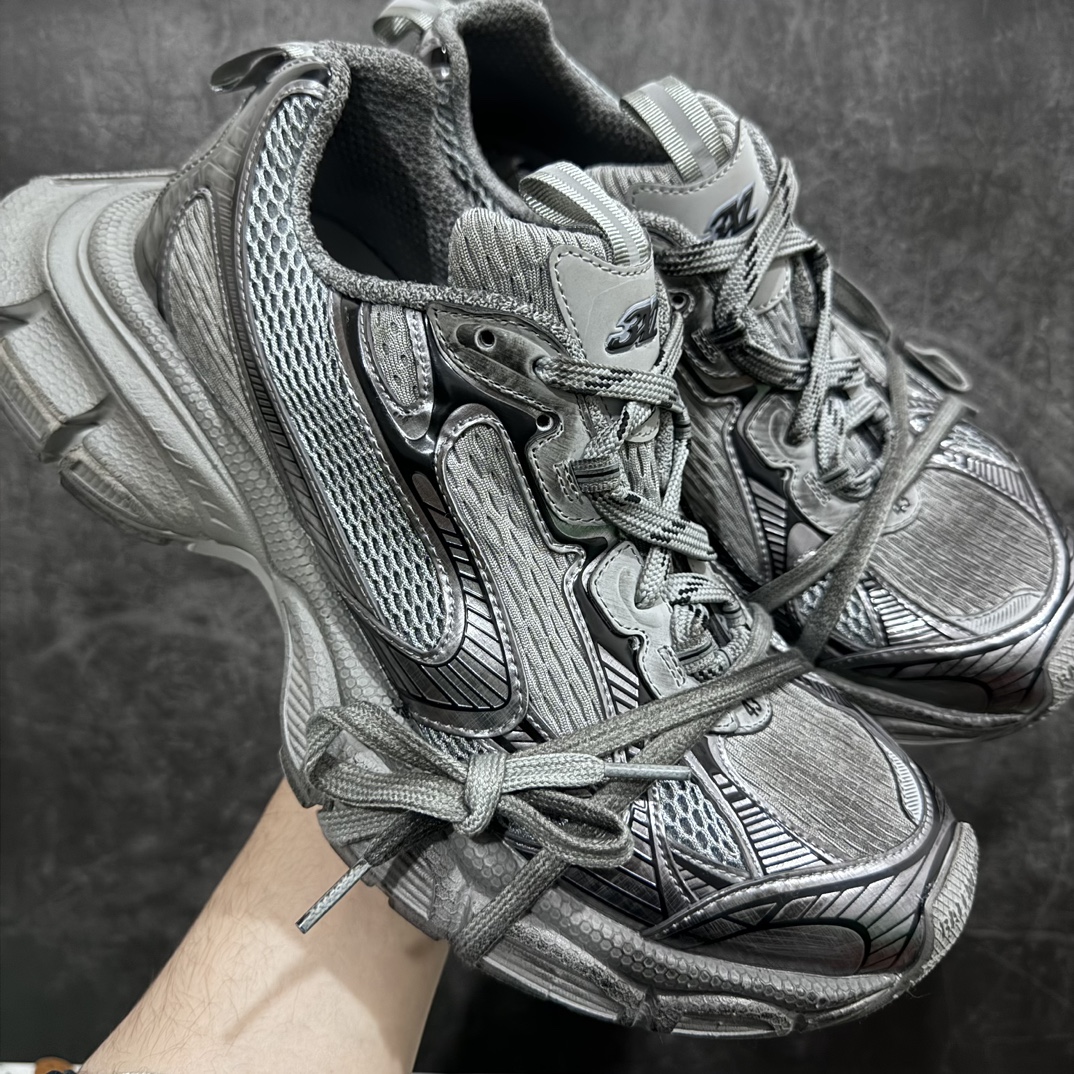 【X版纯原】BALENCIAGA 3XL Sneakers 巴黎世家十代网布系带低帮走秀复古老爹鞋 全新版本 全新顶端品质 全套原纸板楦头开发 最原汁原味的灵魂版型 全鞋荧光划线卡点 胶水把控整洁度追求极致完美 每一双都是工艺品 多重QC质检 超越公司货的品控标准 实实在在的免检产品 原盒原配 正确字体电绣 粗细、位置、大小正确 侧边TPU 透气孔匹配意产原版 正确分离大底 TPU软底 原版一致大底LOGO 立体感十足 原厂皮料水洗做旧 采购原厂网纱 不含皮革 网布材料和聚氨酯 磨损效果 鞋头边缘和后帮 Balenciaga 徽标 鞋面和后跟凸印尺码 鞋舌 3XL 橡胶品牌标识和反光细节 鞋帮拉袢和鞋舌拉祥 配反光细节 备用鞋带在鞋履前侧 可在穿着前取下 便于不同造型搭配 正常尺码 尺码:35 36 37 38 39 40 41 42 43 44 45 46-选品中心
