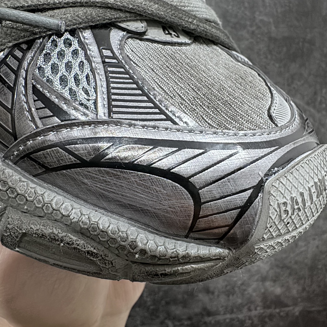 图片[2]-【X版纯原】BALENCIAGA 3XL Sneakers 巴黎世家十代网布系带低帮走秀复古老爹鞋 全新版本 全新顶端品质 全套原纸板楦头开发 最原汁原味的灵魂版型 全鞋荧光划线卡点 胶水把控整洁度追求极致完美 每一双都是工艺品 多重QC质检 超越公司货的品控标准 实实在在的免检产品 原盒原配 正确字体电绣 粗细、位置、大小正确 侧边TPU 透气孔匹配意产原版 正确分离大底 TPU软底 原版一致大底LOGO 立体感十足 原厂皮料水洗做旧 采购原厂网纱 不含皮革 网布材料和聚氨酯 磨损效果 鞋头边缘和后帮 Balenciaga 徽标 鞋面和后跟凸印尺码 鞋舌 3XL 橡胶品牌标识和反光细节 鞋帮拉袢和鞋舌拉祥 配反光细节 备用鞋带在鞋履前侧 可在穿着前取下 便于不同造型搭配 正常尺码 尺码：35 36 37 38 39 40 41 42 43 44 45 46-选品中心