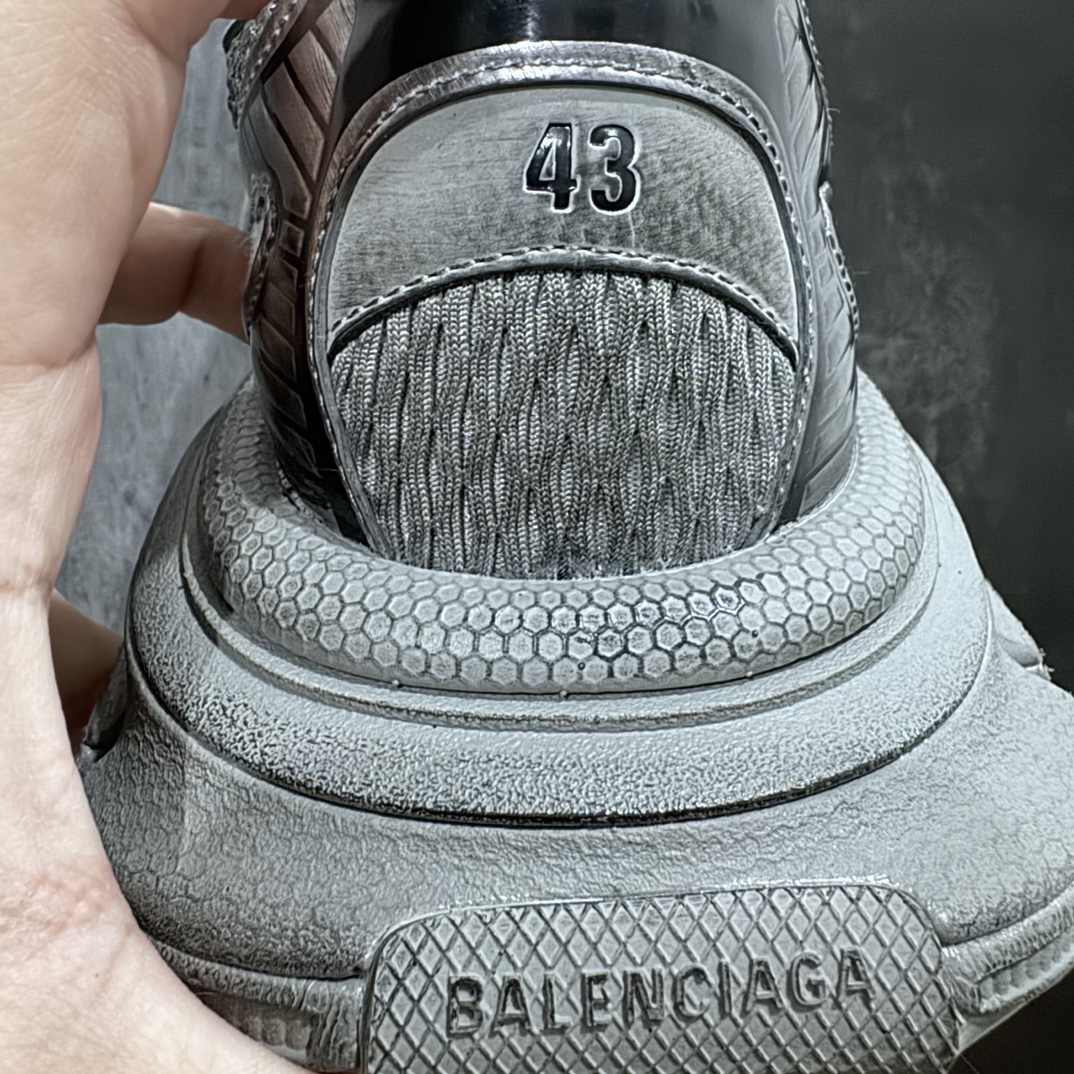 图片[4]-【X版纯原】BALENCIAGA 3XL Sneakers 巴黎世家十代网布系带低帮走秀复古老爹鞋 全新版本 全新顶端品质 全套原纸板楦头开发 最原汁原味的灵魂版型 全鞋荧光划线卡点 胶水把控整洁度追求极致完美 每一双都是工艺品 多重QC质检 超越公司货的品控标准 实实在在的免检产品 原盒原配 正确字体电绣 粗细、位置、大小正确 侧边TPU 透气孔匹配意产原版 正确分离大底 TPU软底 原版一致大底LOGO 立体感十足 原厂皮料水洗做旧 采购原厂网纱 不含皮革 网布材料和聚氨酯 磨损效果 鞋头边缘和后帮 Balenciaga 徽标 鞋面和后跟凸印尺码 鞋舌 3XL 橡胶品牌标识和反光细节 鞋帮拉袢和鞋舌拉祥 配反光细节 备用鞋带在鞋履前侧 可在穿着前取下 便于不同造型搭配 正常尺码 尺码：35 36 37 38 39 40 41 42 43 44 45 46-选品中心