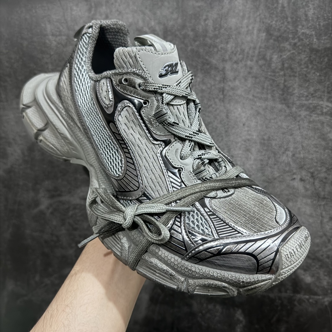 图片[3]-【X版纯原】BALENCIAGA 3XL Sneakers 巴黎世家十代网布系带低帮走秀复古老爹鞋 全新版本 全新顶端品质 全套原纸板楦头开发 最原汁原味的灵魂版型 全鞋荧光划线卡点 胶水把控整洁度追求极致完美 每一双都是工艺品 多重QC质检 超越公司货的品控标准 实实在在的免检产品 原盒原配 正确字体电绣 粗细、位置、大小正确 侧边TPU 透气孔匹配意产原版 正确分离大底 TPU软底 原版一致大底LOGO 立体感十足 原厂皮料水洗做旧 采购原厂网纱 不含皮革 网布材料和聚氨酯 磨损效果 鞋头边缘和后帮 Balenciaga 徽标 鞋面和后跟凸印尺码 鞋舌 3XL 橡胶品牌标识和反光细节 鞋帮拉袢和鞋舌拉祥 配反光细节 备用鞋带在鞋履前侧 可在穿着前取下 便于不同造型搭配 正常尺码 尺码：35 36 37 38 39 40 41 42 43 44 45 46-选品中心