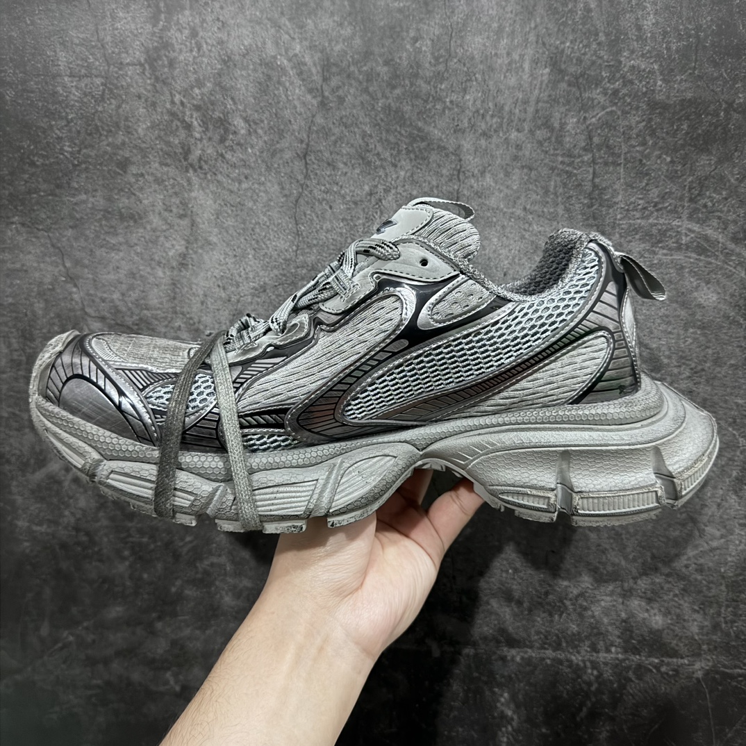 图片[2]-【X版纯原】BALENCIAGA 3XL Sneakers 巴黎世家十代网布系带低帮走秀复古老爹鞋 全新版本 全新顶端品质 全套原纸板楦头开发 最原汁原味的灵魂版型 全鞋荧光划线卡点 胶水把控整洁度追求极致完美 每一双都是工艺品 多重QC质检 超越公司货的品控标准 实实在在的免检产品 原盒原配 正确字体电绣 粗细、位置、大小正确 侧边TPU 透气孔匹配意产原版 正确分离大底 TPU软底 原版一致大底LOGO 立体感十足 原厂皮料水洗做旧 采购原厂网纱 不含皮革 网布材料和聚氨酯 磨损效果 鞋头边缘和后帮 Balenciaga 徽标 鞋面和后跟凸印尺码 鞋舌 3XL 橡胶品牌标识和反光细节 鞋帮拉袢和鞋舌拉祥 配反光细节 备用鞋带在鞋履前侧 可在穿着前取下 便于不同造型搭配 正常尺码 尺码：35 36 37 38 39 40 41 42 43 44 45 46-选品中心
