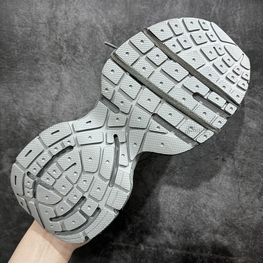 图片[9]-【X版纯原】BALENCIAGA 3XL Sneakers 巴黎世家十代网布系带低帮走秀复古老爹鞋 全新版本 全新顶端品质 全套原纸板楦头开发 最原汁原味的灵魂版型 全鞋荧光划线卡点 胶水把控整洁度追求极致完美 每一双都是工艺品 多重QC质检 超越公司货的品控标准 实实在在的免检产品 原盒原配 正确字体电绣 粗细、位置、大小正确 侧边TPU 透气孔匹配意产原版 正确分离大底 TPU软底 原版一致大底LOGO 立体感十足 原厂皮料水洗做旧 采购原厂网纱 不含皮革 网布材料和聚氨酯 磨损效果 鞋头边缘和后帮 Balenciaga 徽标 鞋面和后跟凸印尺码 鞋舌 3XL 橡胶品牌标识和反光细节 鞋帮拉袢和鞋舌拉祥 配反光细节 备用鞋带在鞋履前侧 可在穿着前取下 便于不同造型搭配 正常尺码 尺码：35 36 37 38 39 40 41 42 43 44 45 46-选品中心