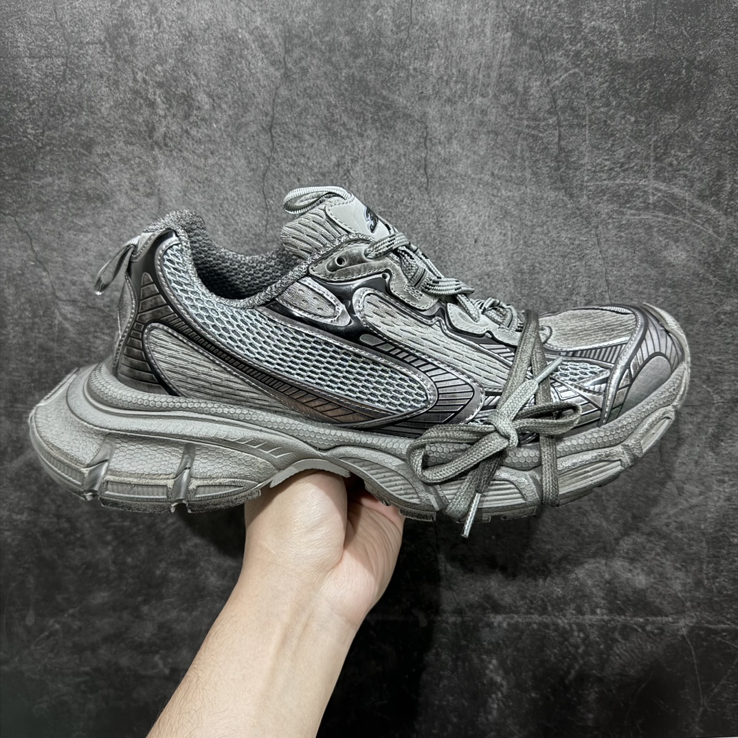 【X版纯原】BALENCIAGA 3XL Sneakers 巴黎世家十代网布系带低帮走秀复古老爹鞋 全新版本 全新顶端品质 全套原纸板楦头开发 最原汁原味的灵魂版型 全鞋荧光划线卡点 胶水把控整洁度追求极致完美 每一双都是工艺品 多重QC质检 超越公司货的品控标准 实实在在的免检产品 原盒原配 正确字体电绣 粗细、位置、大小正确 侧边TPU 透气孔匹配意产原版 正确分离大底 TPU软底 原版一致大底LOGO 立体感十足 原厂皮料水洗做旧 采购原厂网纱 不含皮革 网布材料和聚氨酯 磨损效果 鞋头边缘和后帮 Balenciaga 徽标 鞋面和后跟凸印尺码 鞋舌 3XL 橡胶品牌标识和反光细节 鞋帮拉袢和鞋舌拉祥 配反光细节 备用鞋带在鞋履前侧 可在穿着前取下 便于不同造型搭配 正常尺码 尺码:35 36 37 38 39 40 41 42 43 44 45 46-选品中心
