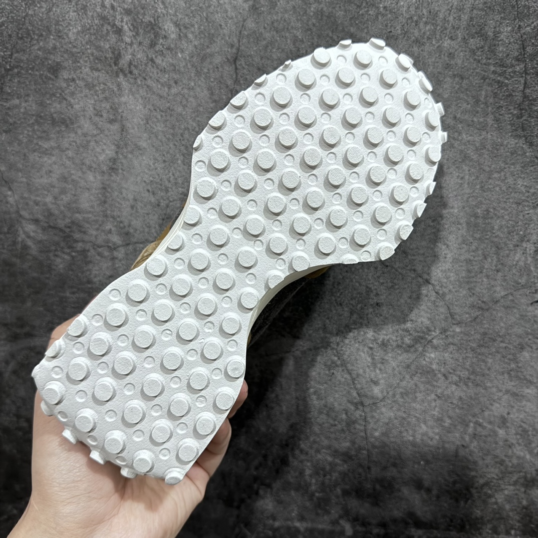 图片[9]-【公司级】New Balance MS327公司级系列 复古休闲运动慢跑鞋 完美清洁度 全新 New Balance NB327 系列，以更纯粹的复古风格设计打造的全新造型。侧身还以解构设计，将 N 字标志以做旧压花样式呈现，样式别具新意。而麂皮、冲孔皮革的塑造，则呈现出高级怀旧气质，也让鞋款在奢华时装风格与运动氛围之间达到了平衡 货号： U327WPD 尺码：36-45-选品中心