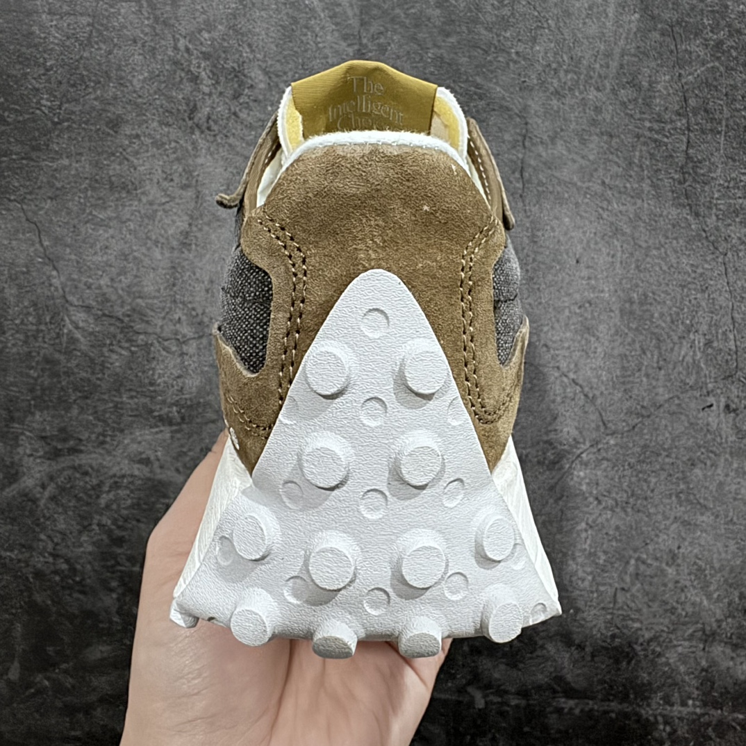 图片[4]-【公司级】New Balance MS327公司级系列 复古休闲运动慢跑鞋 完美清洁度 全新 New Balance NB327 系列，以更纯粹的复古风格设计打造的全新造型。侧身还以解构设计，将 N 字标志以做旧压花样式呈现，样式别具新意。而麂皮、冲孔皮革的塑造，则呈现出高级怀旧气质，也让鞋款在奢华时装风格与运动氛围之间达到了平衡 货号： U327WPD 尺码：36-45-选品中心