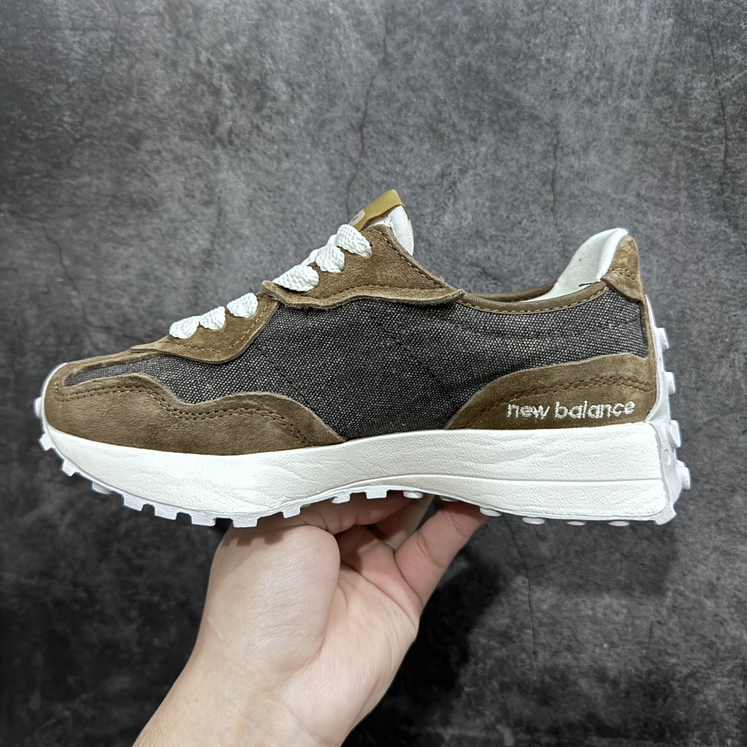图片[2]-【公司级】New Balance MS327公司级系列 复古休闲运动慢跑鞋 完美清洁度 全新 New Balance NB327 系列，以更纯粹的复古风格设计打造的全新造型。侧身还以解构设计，将 N 字标志以做旧压花样式呈现，样式别具新意。而麂皮、冲孔皮革的塑造，则呈现出高级怀旧气质，也让鞋款在奢华时装风格与运动氛围之间达到了平衡 货号： U327WPD 尺码：36-45-选品中心
