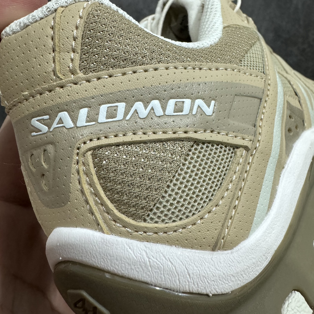 图片[2]-【绿x升级版】Salomon XT-QUEST ADV 萨洛蒙情侣款户外机能鞋 白卡其 全新绿x升级版 品质大改进 ‼️ 全鞋改进为原厂一致材料打造 全新修长鞋型 相对老版臃肿鞋型 此版的版型更正 全新玻璃冲刀 清洁度提升 同步原版左右鞋带孔的间距加大（之前老版间距太小） 网面与鞋头材料校对一致无色差（老版网面有色差） 鞋后跟反口V字定型同步zp（老版臃肿为U字后跟反口） 鞋舌两侧鞋帮脚踝处更加直挺（之前老版往中间踏） 鞋盒黑盒改正为原版牛皮纸鞋盒 鞋头处添加☯️太极标 所有细节多次修改校正 坚持同步原版无差别 毋庸置疑全市场最好的版本💪🏻终端优势供应 尺码：36 36.5 37.5 38 38.5 39 40 40.5 41 42 42.5 43 44 44.5 45 46-选品中心