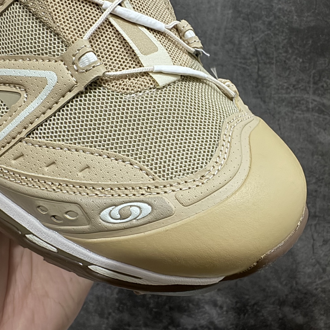 图片[4]-【绿x升级版】Salomon XT-QUEST ADV 萨洛蒙情侣款户外机能鞋 白卡其 全新绿x升级版 品质大改进 ‼️ 全鞋改进为原厂一致材料打造 全新修长鞋型 相对老版臃肿鞋型 此版的版型更正 全新玻璃冲刀 清洁度提升 同步原版左右鞋带孔的间距加大（之前老版间距太小） 网面与鞋头材料校对一致无色差（老版网面有色差） 鞋后跟反口V字定型同步zp（老版臃肿为U字后跟反口） 鞋舌两侧鞋帮脚踝处更加直挺（之前老版往中间踏） 鞋盒黑盒改正为原版牛皮纸鞋盒 鞋头处添加☯️太极标 所有细节多次修改校正 坚持同步原版无差别 毋庸置疑全市场最好的版本💪🏻终端优势供应 尺码：36 36.5 37.5 38 38.5 39 40 40.5 41 42 42.5 43 44 44.5 45 46-选品中心