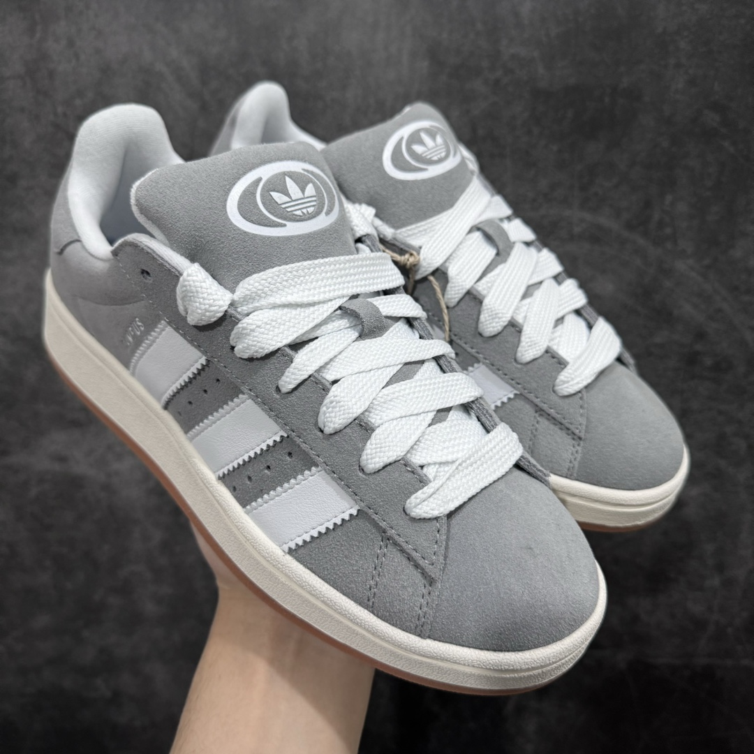 【纯原版】纯原版终于出货💪🏻 AD Campus 00s校园板鞋系列 正确头层猪八皮 正确完美版型 正确厚鞋舌 侧面白杠为头层皮 非市面超纤皮面 整体质感很强大 各位放心使用!绝对比市场任何版本都强💪🏻 白灰生胶出货 货号:HQ8707 尺码:35.5-46 半码-选品中心