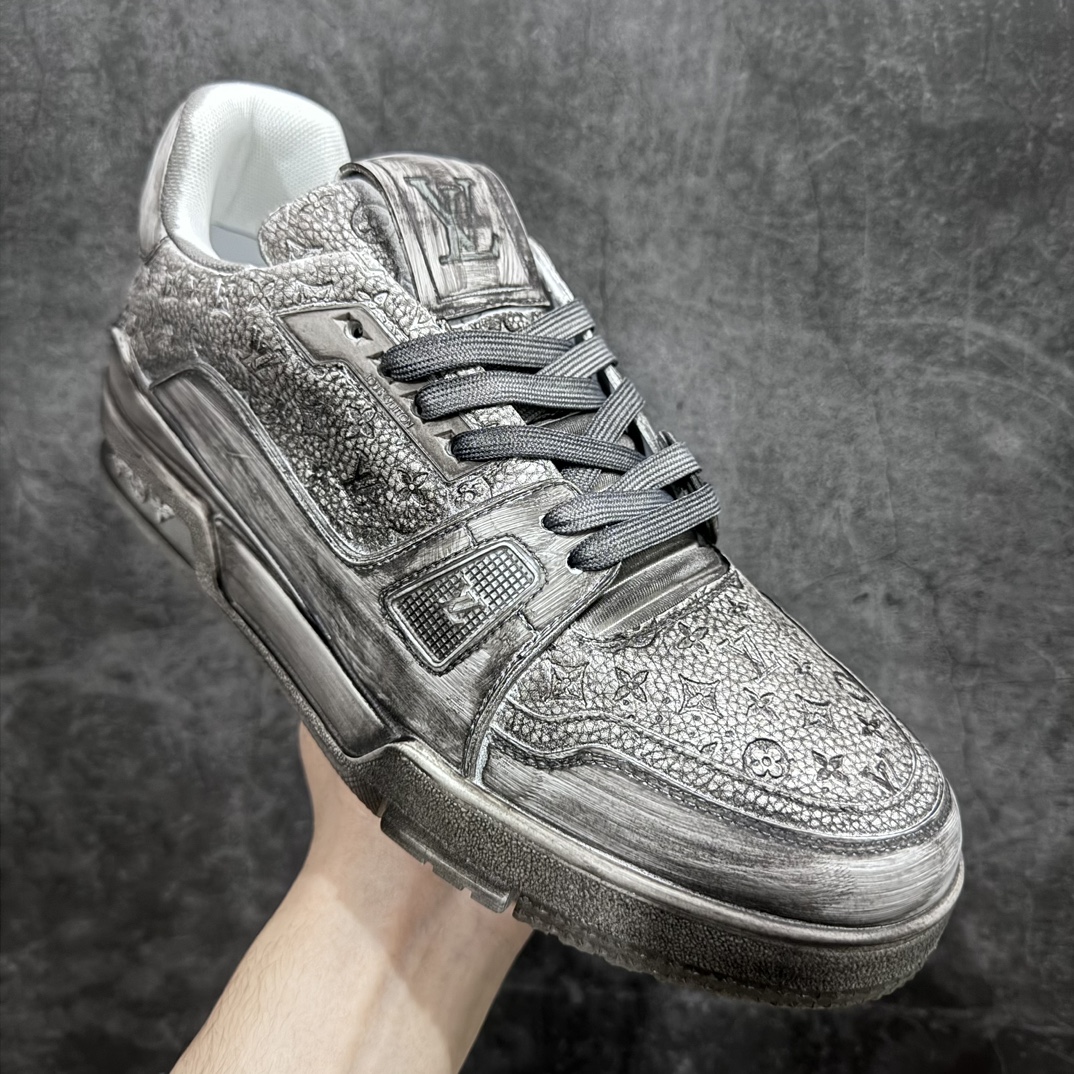 图片[3]-【广东纯原版】Louis Vuitton Trainer lv时装走秀运动鞋 做旧系列 市场所有版本中综合最强的货品 GD实力大厂出品 全网最全配色更新最快 最成熟的做工稳定的品控 完美鞋型超高的清洁度 零毛边线头瑕疵 全套原楦原纸版原鞋开模 全网最具灵魂的版型 正确原装黄色鞋盒 正确中底印花 鞋面印花3D高频深度立体 全鞋电脑针车 紧密相连 针距密度一致 环保乳胶注塑鞋垫 厚度脚感还原原版 皮面裁剪部位 统一油边封口工艺 原装橡胶大底含胶量大底组合零偏差 专柜全套包装 防尘袋 说明书 质保卡 男鞋 尺码： 38 39 40 41 42 43 44 45-选品中心