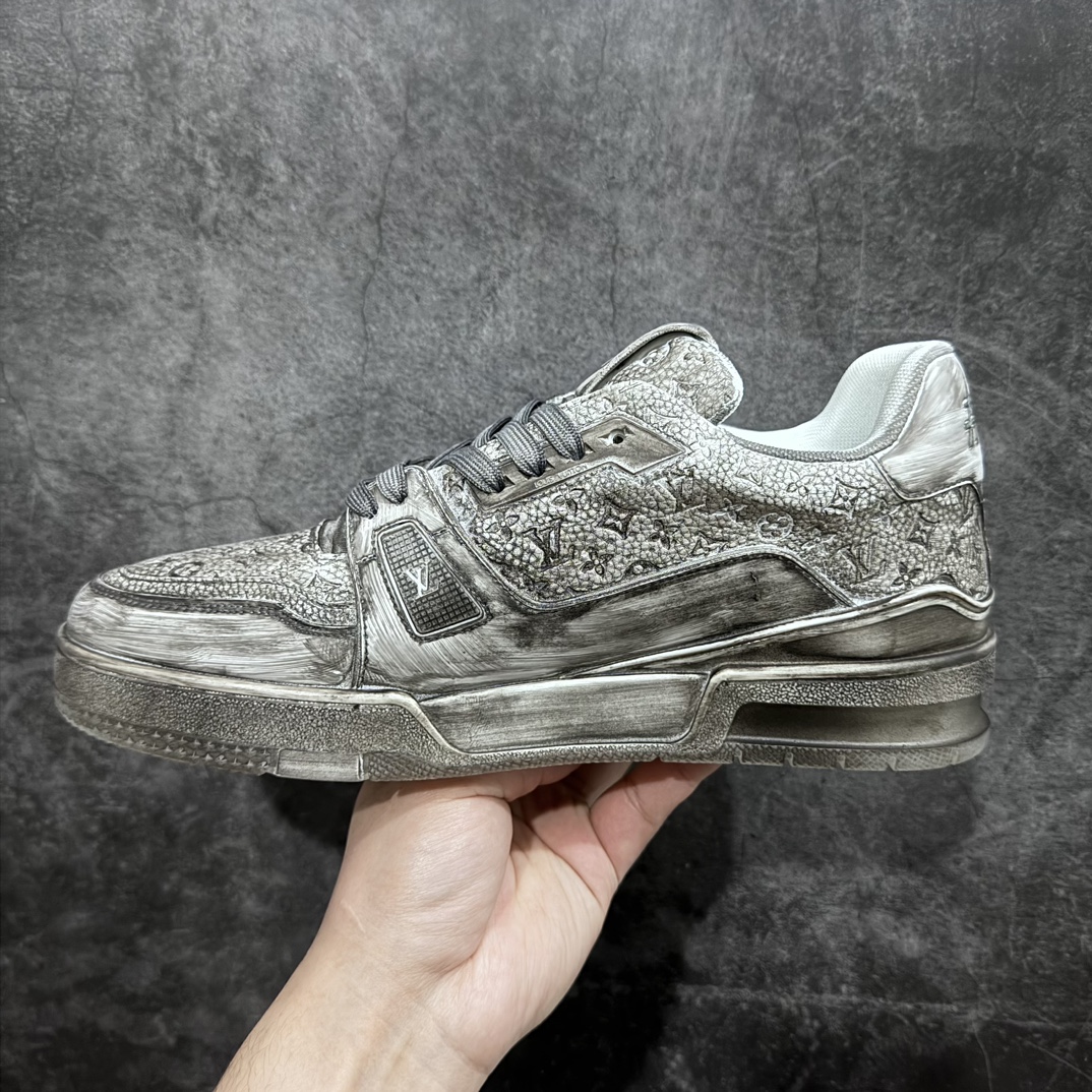 图片[2]-【广东纯原版】Louis Vuitton Trainer lv时装走秀运动鞋 做旧系列 市场所有版本中综合最强的货品 GD实力大厂出品 全网最全配色更新最快 最成熟的做工稳定的品控 完美鞋型超高的清洁度 零毛边线头瑕疵 全套原楦原纸版原鞋开模 全网最具灵魂的版型 正确原装黄色鞋盒 正确中底印花 鞋面印花3D高频深度立体 全鞋电脑针车 紧密相连 针距密度一致 环保乳胶注塑鞋垫 厚度脚感还原原版 皮面裁剪部位 统一油边封口工艺 原装橡胶大底含胶量大底组合零偏差 专柜全套包装 防尘袋 说明书 质保卡 男鞋 尺码： 38 39 40 41 42 43 44 45-选品中心