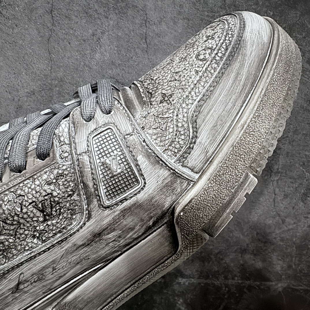 图片[6]-【广东纯原版】Louis Vuitton Trainer lv时装走秀运动鞋 做旧系列 市场所有版本中综合最强的货品 GD实力大厂出品 全网最全配色更新最快 最成熟的做工稳定的品控 完美鞋型超高的清洁度 零毛边线头瑕疵 全套原楦原纸版原鞋开模 全网最具灵魂的版型 正确原装黄色鞋盒 正确中底印花 鞋面印花3D高频深度立体 全鞋电脑针车 紧密相连 针距密度一致 环保乳胶注塑鞋垫 厚度脚感还原原版 皮面裁剪部位 统一油边封口工艺 原装橡胶大底含胶量大底组合零偏差 专柜全套包装 防尘袋 说明书 质保卡 男鞋 尺码： 38 39 40 41 42 43 44 45-选品中心