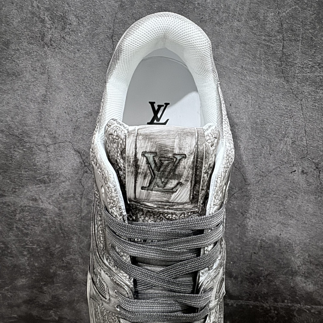 图片[8]-【广东纯原版】Louis Vuitton Trainer lv时装走秀运动鞋 做旧系列 市场所有版本中综合最强的货品 GD实力大厂出品 全网最全配色更新最快 最成熟的做工稳定的品控 完美鞋型超高的清洁度 零毛边线头瑕疵 全套原楦原纸版原鞋开模 全网最具灵魂的版型 正确原装黄色鞋盒 正确中底印花 鞋面印花3D高频深度立体 全鞋电脑针车 紧密相连 针距密度一致 环保乳胶注塑鞋垫 厚度脚感还原原版 皮面裁剪部位 统一油边封口工艺 原装橡胶大底含胶量大底组合零偏差 专柜全套包装 防尘袋 说明书 质保卡 男鞋 尺码： 38 39 40 41 42 43 44 45-选品中心