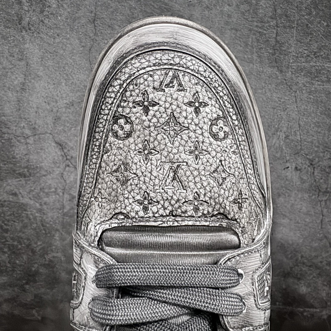 图片[5]-【广东纯原版】Louis Vuitton Trainer lv时装走秀运动鞋 做旧系列 市场所有版本中综合最强的货品 GD实力大厂出品 全网最全配色更新最快 最成熟的做工稳定的品控 完美鞋型超高的清洁度 零毛边线头瑕疵 全套原楦原纸版原鞋开模 全网最具灵魂的版型 正确原装黄色鞋盒 正确中底印花 鞋面印花3D高频深度立体 全鞋电脑针车 紧密相连 针距密度一致 环保乳胶注塑鞋垫 厚度脚感还原原版 皮面裁剪部位 统一油边封口工艺 原装橡胶大底含胶量大底组合零偏差 专柜全套包装 防尘袋 说明书 质保卡 男鞋 尺码： 38 39 40 41 42 43 44 45-选品中心