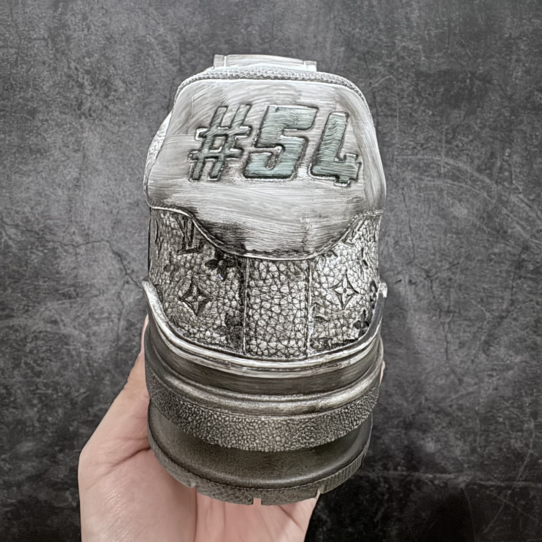 图片[4]-【广东纯原版】Louis Vuitton Trainer lv时装走秀运动鞋 做旧系列 市场所有版本中综合最强的货品 GD实力大厂出品 全网最全配色更新最快 最成熟的做工稳定的品控 完美鞋型超高的清洁度 零毛边线头瑕疵 全套原楦原纸版原鞋开模 全网最具灵魂的版型 正确原装黄色鞋盒 正确中底印花 鞋面印花3D高频深度立体 全鞋电脑针车 紧密相连 针距密度一致 环保乳胶注塑鞋垫 厚度脚感还原原版 皮面裁剪部位 统一油边封口工艺 原装橡胶大底含胶量大底组合零偏差 专柜全套包装 防尘袋 说明书 质保卡 男鞋 尺码： 38 39 40 41 42 43 44 45-选品中心