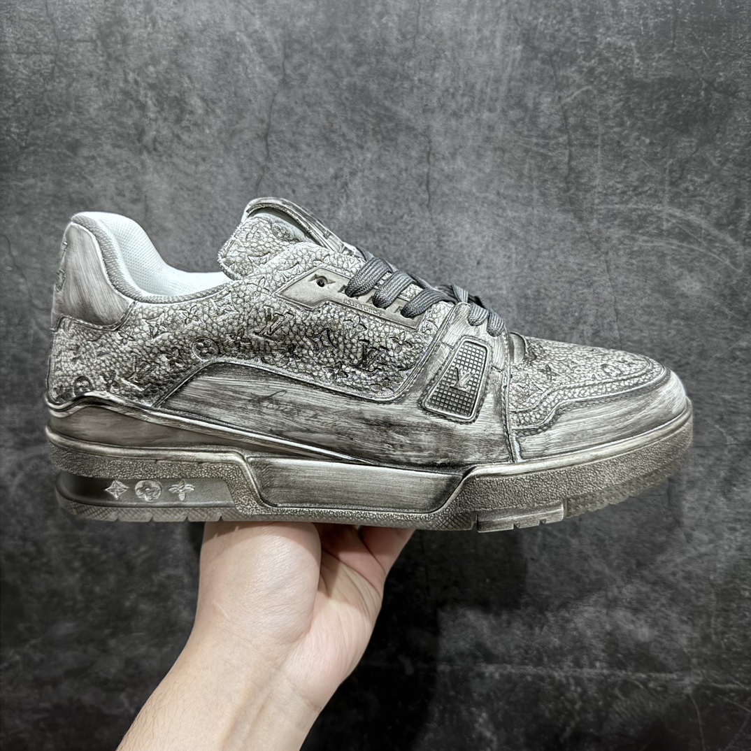 【广东纯原版】Louis Vuitton Trainer lv时装走秀运动鞋 做旧系列 市场所有版本中综合最强的货品 GD实力大厂出品 全网最全配色更新最快 最成熟的做工稳定的品控 完美鞋型超高的清洁度 零毛边线头瑕疵 全套原楦原纸版原鞋开模 全网最具灵魂的版型 正确原装黄色鞋盒 正确中底印花 鞋面印花3D高频深度立体 全鞋电脑针车 紧密相连 针距密度一致 环保乳胶注塑鞋垫 厚度脚感还原原版 皮面裁剪部位 统一油边封口工艺 原装橡胶大底含胶量大底组合零偏差 专柜全套包装 防尘袋 说明书 质保卡 男鞋 尺码： 38 39 40 41 42 43 44 45-选品中心