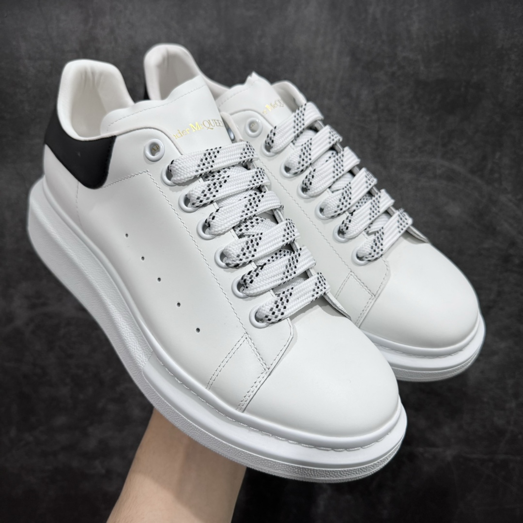 【纯原M版】Alexander McQueen/亚历山大麦昆经典松糕鞋厚底增高小白鞋 黑皮尾 增高效果7CM 最经典简约百搭的小白鞋没有之一 官方2023版最新细节 意大利进口原厂开边珠抗裂头层牛皮 表层面皮带凸起不规则小漆点 升级进口牛皮内里加PU鞋垫 区别市面旧版国产丝光绸鞋面加小羊皮内里 成本单价回弹度性耐磨性不在一个级别 E厂钢印烫金中底版细节 注意此代工厂出品没有带固特异钉子 最完美的增高百搭小白鞋 全套原版包装 配件齐全 官方一致 凹凸定制正品原盒包装 定制蓝色得物纸盒外包装加固 独家开发半码同步官方 尺码:35 36 36.5 37 37.5 38 38.5 39 40 40.5 41 42 42.5 43 44-选品中心