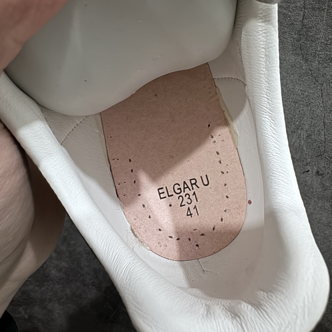 图片[8]-【纯原M版】Alexander McQueen/亚历山大麦昆经典松糕鞋厚底增高小白鞋 黑皮尾 增高效果7CM 最经典简约百搭的小白鞋没有之一 官方2023版最新细节 意大利进口原厂开边珠抗裂头层牛皮 表层面皮带凸起不规则小漆点 升级进口牛皮内里加PU鞋垫 区别市面旧版国产丝光绸鞋面加小羊皮内里 成本单价回弹度性耐磨性不在一个级别 E厂钢印烫金中底版细节 注意此代工厂出品没有带固特异钉子 最完美的增高百搭小白鞋 全套原版包装 配件齐全 官方一致 凹凸定制正品原盒包装 定制蓝色得物纸盒外包装加固 独家开发半码同步官方 尺码：35 36 36.5 37 37.5 38 38.5 39 40 40.5 41 42 42.5 43 44-选品中心