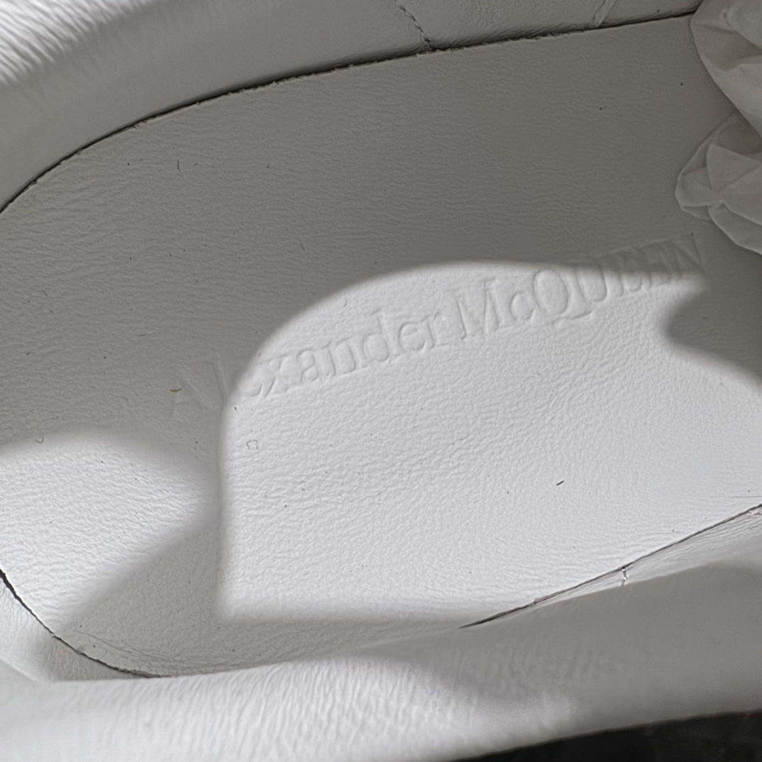 图片[6]-【纯原M版】Alexander McQueen/亚历山大麦昆经典松糕鞋厚底增高小白鞋 黑皮尾 增高效果7CM 最经典简约百搭的小白鞋没有之一 官方2023版最新细节 意大利进口原厂开边珠抗裂头层牛皮 表层面皮带凸起不规则小漆点 升级进口牛皮内里加PU鞋垫 区别市面旧版国产丝光绸鞋面加小羊皮内里 成本单价回弹度性耐磨性不在一个级别 E厂钢印烫金中底版细节 注意此代工厂出品没有带固特异钉子 最完美的增高百搭小白鞋 全套原版包装 配件齐全 官方一致 凹凸定制正品原盒包装 定制蓝色得物纸盒外包装加固 独家开发半码同步官方 尺码：35 36 36.5 37 37.5 38 38.5 39 40 40.5 41 42 42.5 43 44-选品中心