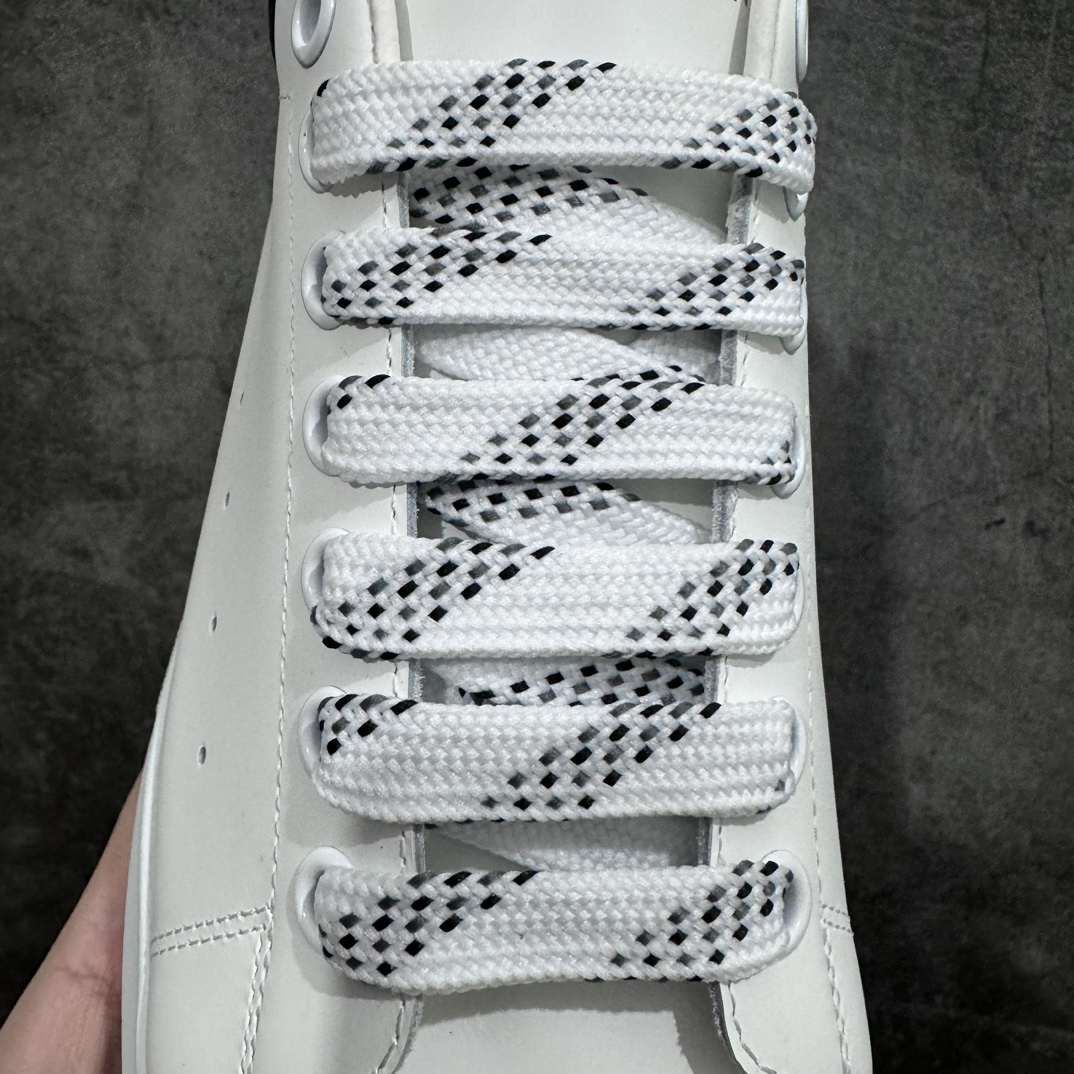 图片[3]-【纯原M版】Alexander McQueen/亚历山大麦昆经典松糕鞋厚底增高小白鞋 黑皮尾 增高效果7CM 最经典简约百搭的小白鞋没有之一 官方2023版最新细节 意大利进口原厂开边珠抗裂头层牛皮 表层面皮带凸起不规则小漆点 升级进口牛皮内里加PU鞋垫 区别市面旧版国产丝光绸鞋面加小羊皮内里 成本单价回弹度性耐磨性不在一个级别 E厂钢印烫金中底版细节 注意此代工厂出品没有带固特异钉子 最完美的增高百搭小白鞋 全套原版包装 配件齐全 官方一致 凹凸定制正品原盒包装 定制蓝色得物纸盒外包装加固 独家开发半码同步官方 尺码：35 36 36.5 37 37.5 38 38.5 39 40 40.5 41 42 42.5 43 44-选品中心