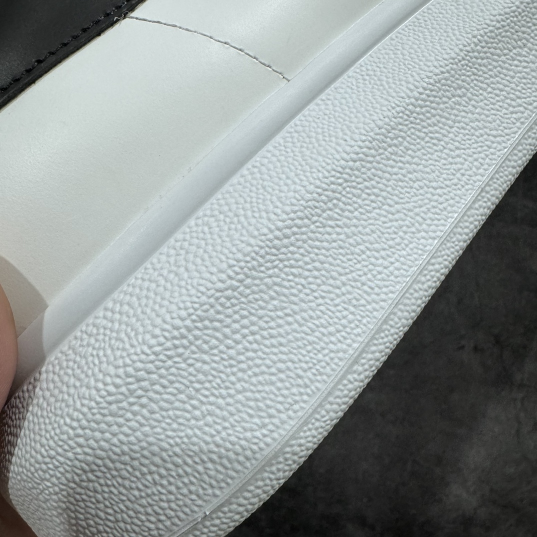 图片[4]-【纯原M版】Alexander McQueen/亚历山大麦昆经典松糕鞋厚底增高小白鞋 黑皮尾 增高效果7CM 最经典简约百搭的小白鞋没有之一 官方2023版最新细节 意大利进口原厂开边珠抗裂头层牛皮 表层面皮带凸起不规则小漆点 升级进口牛皮内里加PU鞋垫 区别市面旧版国产丝光绸鞋面加小羊皮内里 成本单价回弹度性耐磨性不在一个级别 E厂钢印烫金中底版细节 注意此代工厂出品没有带固特异钉子 最完美的增高百搭小白鞋 全套原版包装 配件齐全 官方一致 凹凸定制正品原盒包装 定制蓝色得物纸盒外包装加固 独家开发半码同步官方 尺码：35 36 36.5 37 37.5 38 38.5 39 40 40.5 41 42 42.5 43 44-选品中心