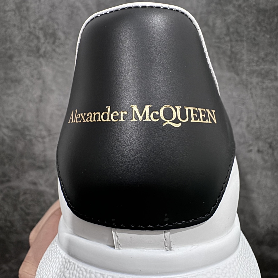 图片[2]-【纯原M版】Alexander McQueen/亚历山大麦昆经典松糕鞋厚底增高小白鞋 黑皮尾 增高效果7CM 最经典简约百搭的小白鞋没有之一 官方2023版最新细节 意大利进口原厂开边珠抗裂头层牛皮 表层面皮带凸起不规则小漆点 升级进口牛皮内里加PU鞋垫 区别市面旧版国产丝光绸鞋面加小羊皮内里 成本单价回弹度性耐磨性不在一个级别 E厂钢印烫金中底版细节 注意此代工厂出品没有带固特异钉子 最完美的增高百搭小白鞋 全套原版包装 配件齐全 官方一致 凹凸定制正品原盒包装 定制蓝色得物纸盒外包装加固 独家开发半码同步官方 尺码：35 36 36.5 37 37.5 38 38.5 39 40 40.5 41 42 42.5 43 44-选品中心