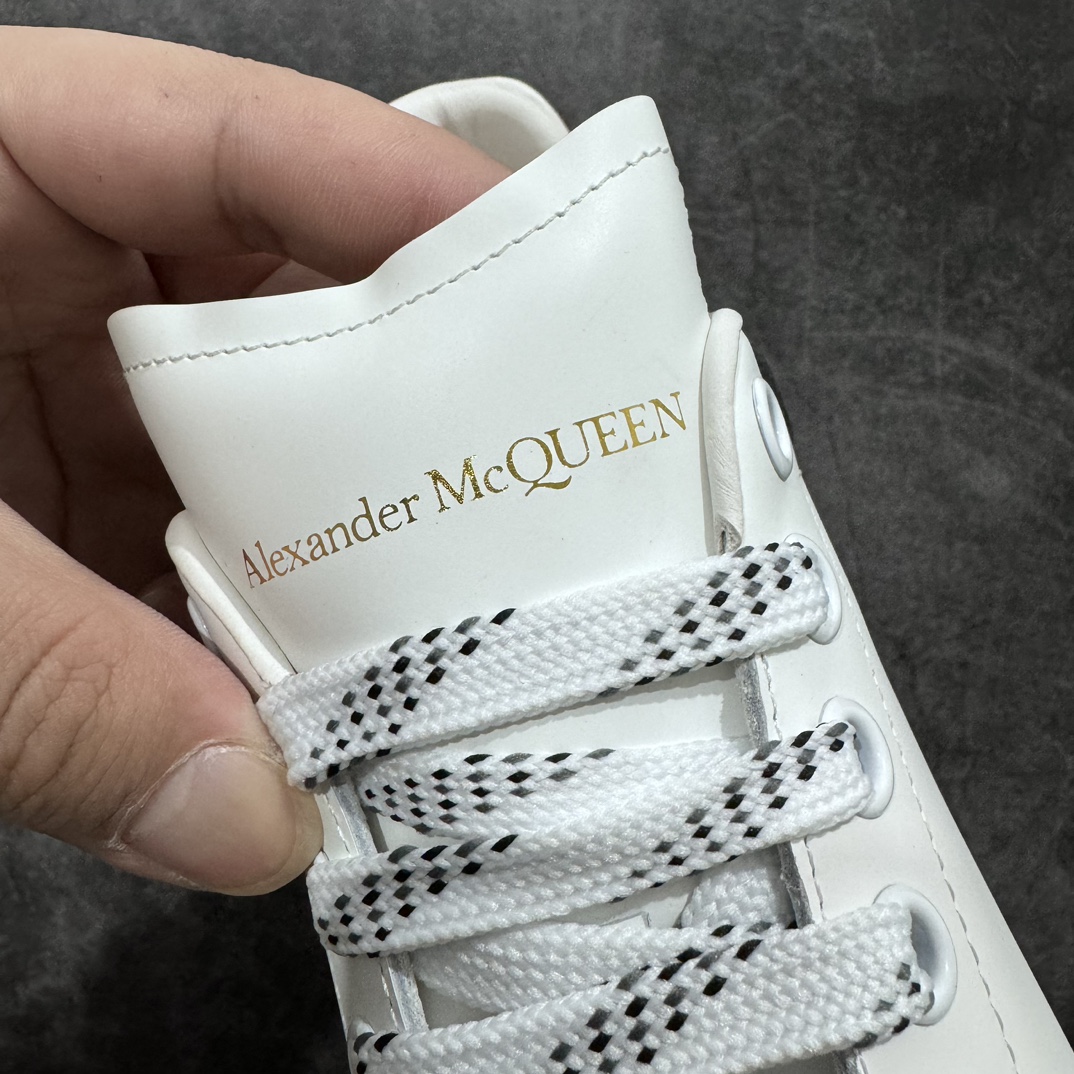 图片[5]-【纯原M版】Alexander McQueen/亚历山大麦昆经典松糕鞋厚底增高小白鞋 黑皮尾 增高效果7CM 最经典简约百搭的小白鞋没有之一 官方2023版最新细节 意大利进口原厂开边珠抗裂头层牛皮 表层面皮带凸起不规则小漆点 升级进口牛皮内里加PU鞋垫 区别市面旧版国产丝光绸鞋面加小羊皮内里 成本单价回弹度性耐磨性不在一个级别 E厂钢印烫金中底版细节 注意此代工厂出品没有带固特异钉子 最完美的增高百搭小白鞋 全套原版包装 配件齐全 官方一致 凹凸定制正品原盒包装 定制蓝色得物纸盒外包装加固 独家开发半码同步官方 尺码：35 36 36.5 37 37.5 38 38.5 39 40 40.5 41 42 42.5 43 44-选品中心