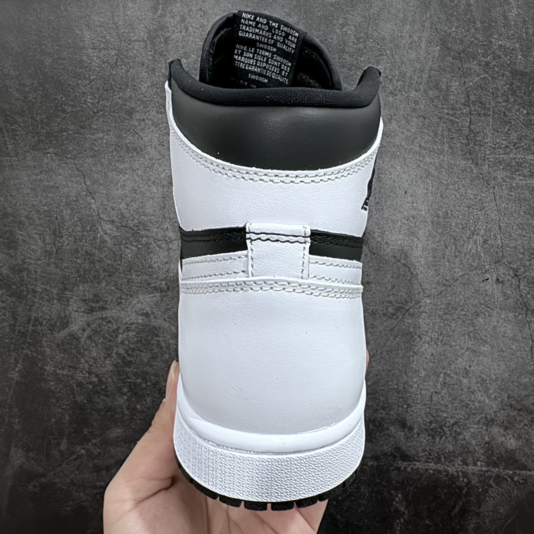 Original version of the Air Jordan 1 High OG ”Reverse Panda” AJ white black and white toe DZ5485-010