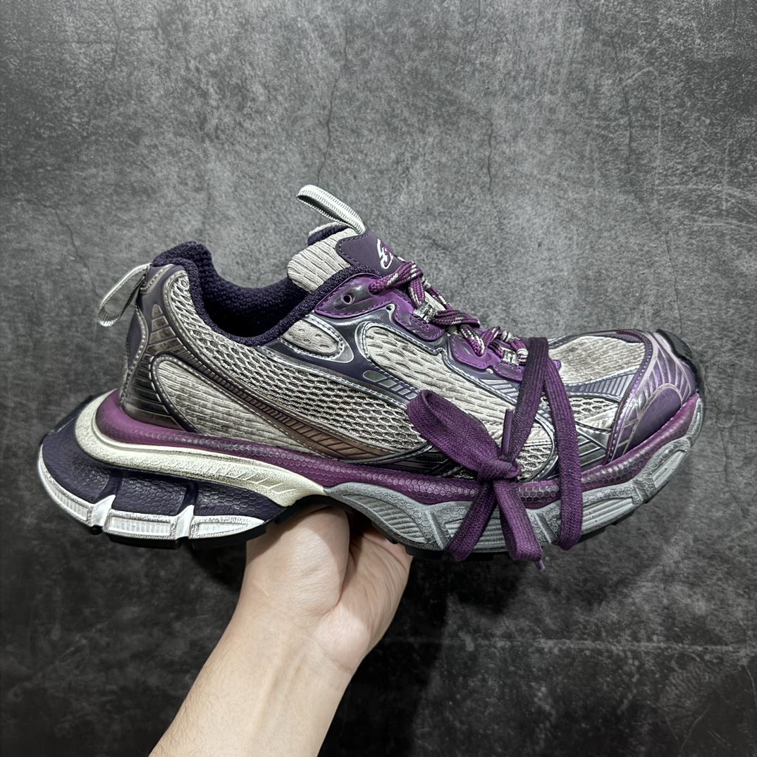 【X版纯原】BALENCIAGA 3XL Sneakers 巴黎世家十代网布系带低帮走秀复古老爹鞋 全新版本 全新顶端品质 全套原纸板楦头开发 最原汁原味的灵魂版型 全鞋荧光划线卡点 胶水把控整洁度追求极致完美 每一双都是工艺品 多重QC质检 超越公司货的品控标准 实实在在的免检产品 原盒原配 正确字体电绣 粗细、位置、大小正确 侧边TPU 透气孔匹配意产原版 正确分离大底 TPU软底 原版一致大底LOGO 立体感十足 原厂皮料水洗做旧 采购原厂网纱 不含皮革 网布材料和聚氨酯 磨损效果 鞋头边缘和后帮 Balenciaga 徽标 鞋面和后跟凸印尺码 鞋舌 3XL 橡胶品牌标识和反光细节 鞋帮拉袢和鞋舌拉祥 配反光细节 备用鞋带在鞋履前侧 可在穿着前取下 便于不同造型搭配 正常尺码 尺码:35 36 37 38 39 40 41 42 43 44 45 46-选品中心