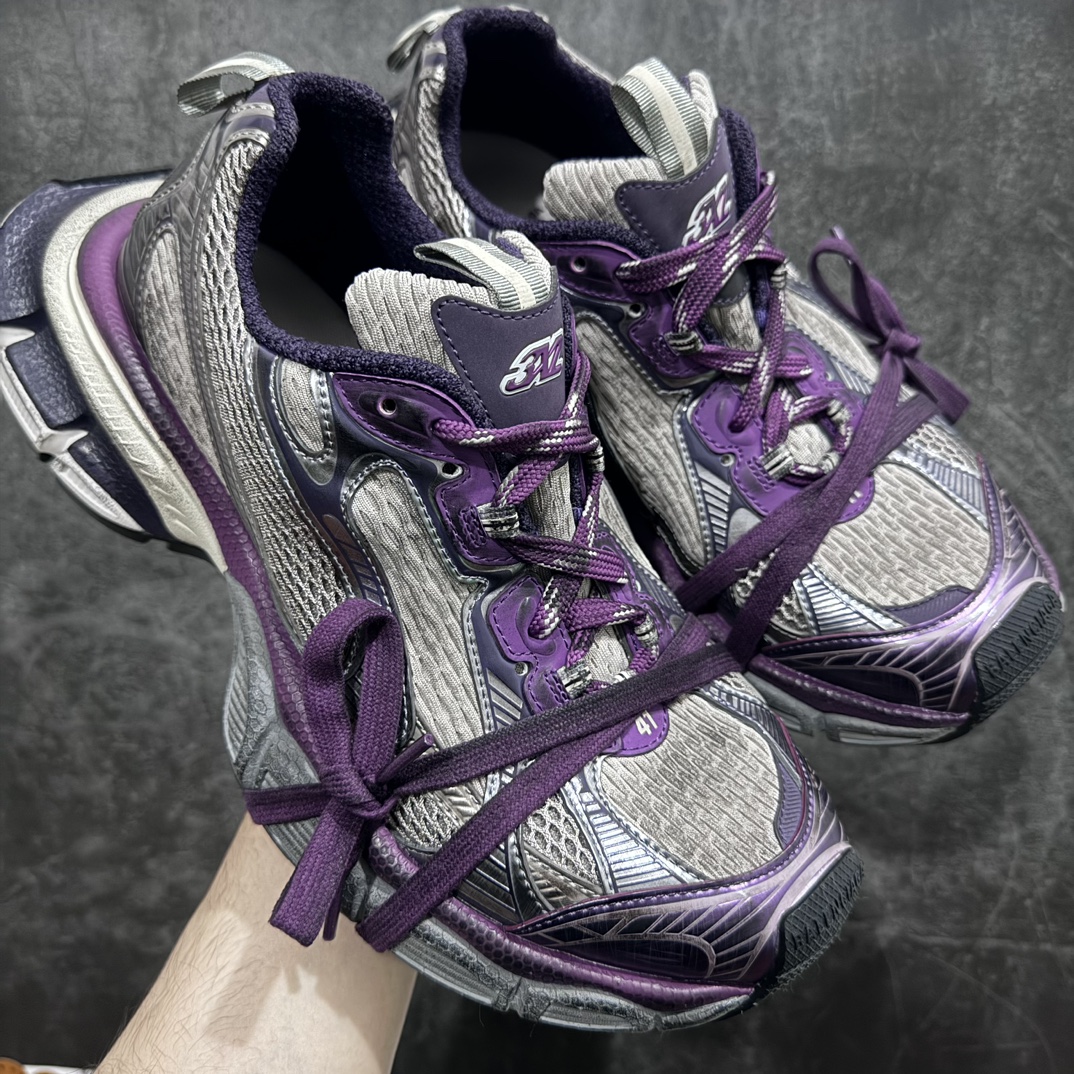 【X版纯原】BALENCIAGA 3XL Sneakers 巴黎世家十代网布系带低帮走秀复古老爹鞋 全新版本 全新顶端品质 全套原纸板楦头开发 最原汁原味的灵魂版型 全鞋荧光划线卡点 胶水把控整洁度追求极致完美 每一双都是工艺品 多重QC质检 超越公司货的品控标准 实实在在的免检产品 原盒原配 正确字体电绣 粗细、位置、大小正确 侧边TPU 透气孔匹配意产原版 正确分离大底 TPU软底 原版一致大底LOGO 立体感十足 原厂皮料水洗做旧 采购原厂网纱 不含皮革 网布材料和聚氨酯 磨损效果 鞋头边缘和后帮 Balenciaga 徽标 鞋面和后跟凸印尺码 鞋舌 3XL 橡胶品牌标识和反光细节 鞋帮拉袢和鞋舌拉祥 配反光细节 备用鞋带在鞋履前侧 可在穿着前取下 便于不同造型搭配 正常尺码 尺码:35 36 37 38 39 40 41 42 43 44 45 46-选品中心