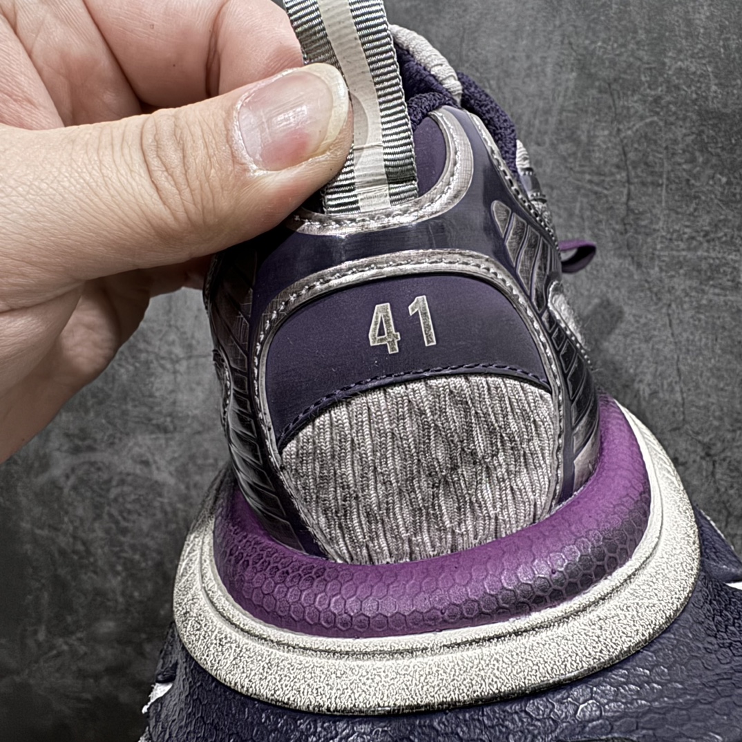 图片[6]-【X版纯原】BALENCIAGA 3XL Sneakers 巴黎世家十代网布系带低帮走秀复古老爹鞋 全新版本 全新顶端品质 全套原纸板楦头开发 最原汁原味的灵魂版型 全鞋荧光划线卡点 胶水把控整洁度追求极致完美 每一双都是工艺品 多重QC质检 超越公司货的品控标准 实实在在的免检产品 原盒原配 正确字体电绣 粗细、位置、大小正确 侧边TPU 透气孔匹配意产原版 正确分离大底 TPU软底 原版一致大底LOGO 立体感十足 原厂皮料水洗做旧 采购原厂网纱 不含皮革 网布材料和聚氨酯 磨损效果 鞋头边缘和后帮 Balenciaga 徽标 鞋面和后跟凸印尺码 鞋舌 3XL 橡胶品牌标识和反光细节 鞋帮拉袢和鞋舌拉祥 配反光细节 备用鞋带在鞋履前侧 可在穿着前取下 便于不同造型搭配 正常尺码 尺码：35 36 37 38 39 40 41 42 43 44 45 46-选品中心