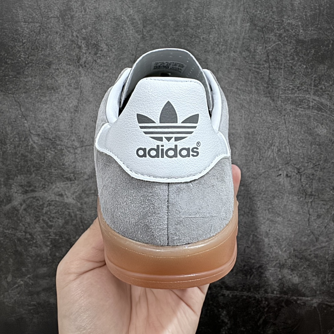 图片[4]-【纯原版】Adidas Originals Gazelle Indoor  防滑低帮T头德训鞋 GZ复古系列 白灰生胶ID0978n最强版出货💪🏻正确猪八材料 毛绒感质感都特别强 非普通版本n市场最高版本完美还原zp细节，注意区别市场任何版本，完全不是一路货色‼️n全鞋原材料打造，无任何色差，正确鞋型，后跟港宝材料定型，正确微透生胶大底，反口内里头层细腻小牛皮，纸板中底 鞋垫背胶，侧面正确烫金压印字母，所有细节完美还原‼️ 尺码：35 36 36.5 37 38 38.5 39 40 40.5 41 42 42.5 43 44 44.5 45n-莆田鞋批发中心