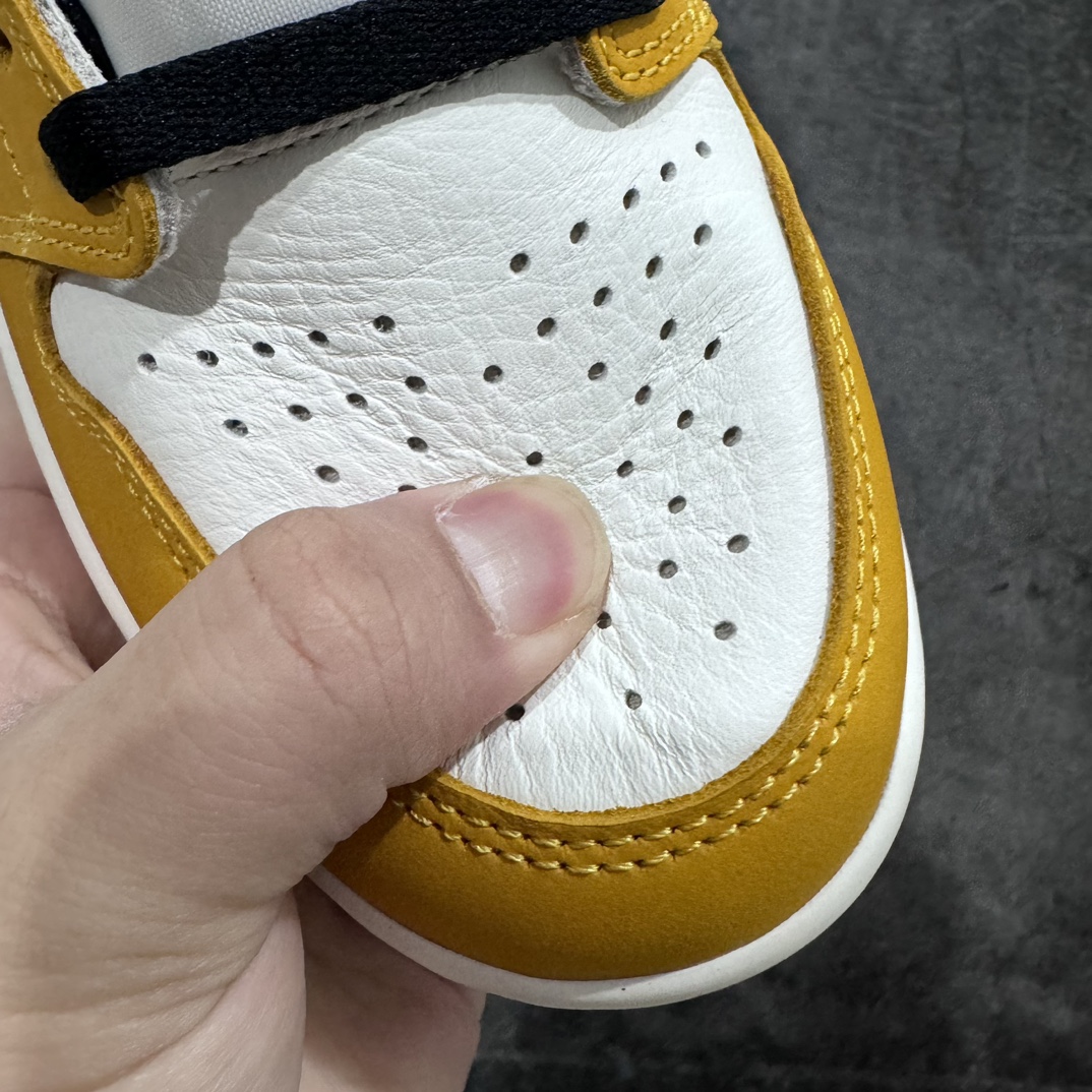图片[5]-【莞产DG版本】Air Jordan 1 High OG \”Yellow Ochre\” 高帮 白黄脚趾 AJ1 乔丹1代 aj1 乔1 高邦 土黄 乔丹篮球鞋系列 DZ5485-701 鞋身采用了黄色、黑色和白色的组合，鞋面采用白色皮革呈现，搭配小麦色框架覆盖层，黑色的Wings Logo压印在鞋领附近黄色的牛皮革上，鞋舌标签也是采用的黄色底上黑色Nike Logo，侧身Swoosh LLogo及鞋领以黑色点缀，最后以白色中底搭配黄色外底结尾，完善整体设计。 尺码：36 36.5 37.5 38 38.5 39 40 40.5 41 42 42.5 43 44 44.5 45 46 47.5-选品中心