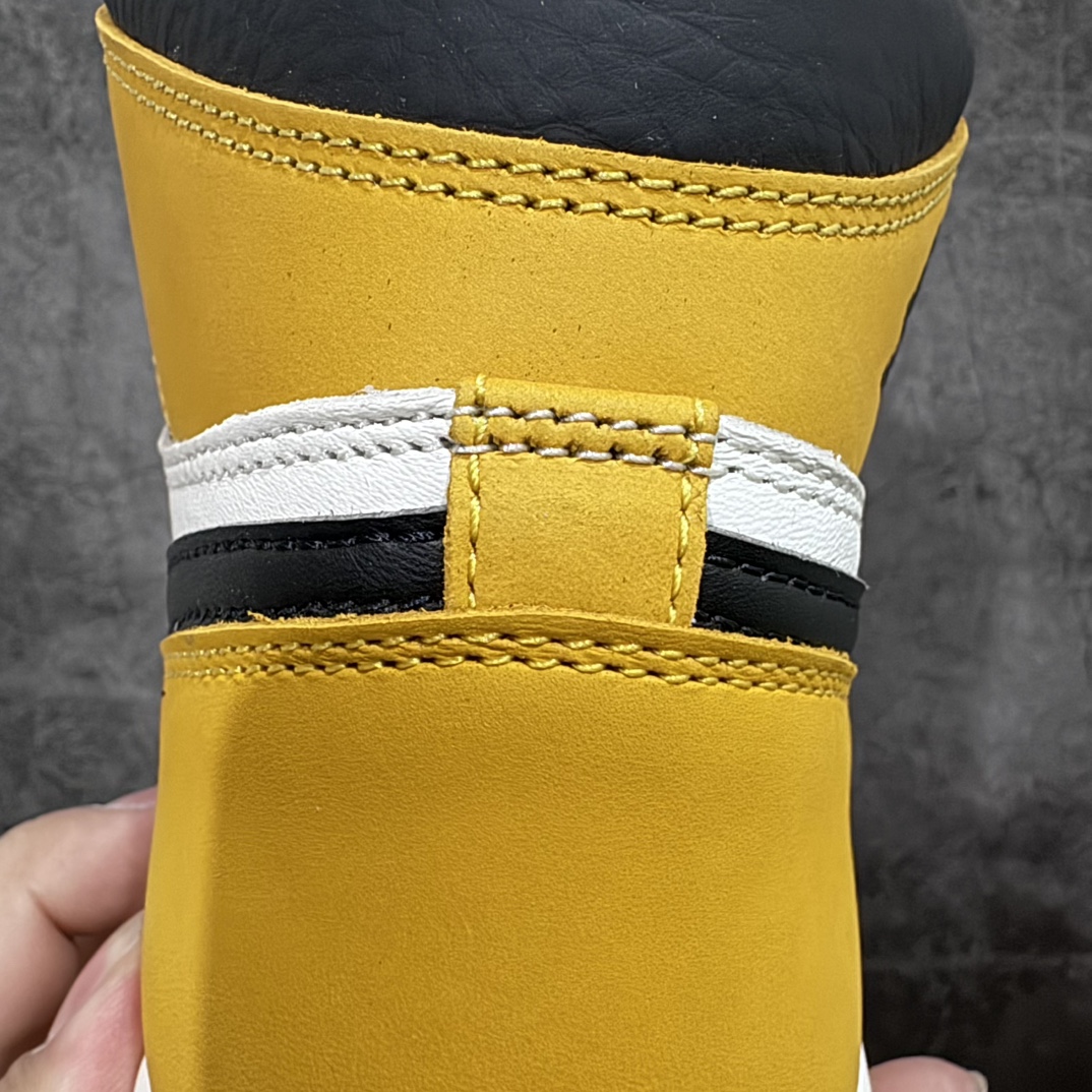 图片[8]-【莞产DG版本】Air Jordan 1 High OG \”Yellow Ochre\” 高帮 白黄脚趾 AJ1 乔丹1代 aj1 乔1 高邦 土黄 乔丹篮球鞋系列 DZ5485-701 鞋身采用了黄色、黑色和白色的组合，鞋面采用白色皮革呈现，搭配小麦色框架覆盖层，黑色的Wings Logo压印在鞋领附近黄色的牛皮革上，鞋舌标签也是采用的黄色底上黑色Nike Logo，侧身Swoosh LLogo及鞋领以黑色点缀，最后以白色中底搭配黄色外底结尾，完善整体设计。 尺码：36 36.5 37.5 38 38.5 39 40 40.5 41 42 42.5 43 44 44.5 45 46 47.5-选品中心