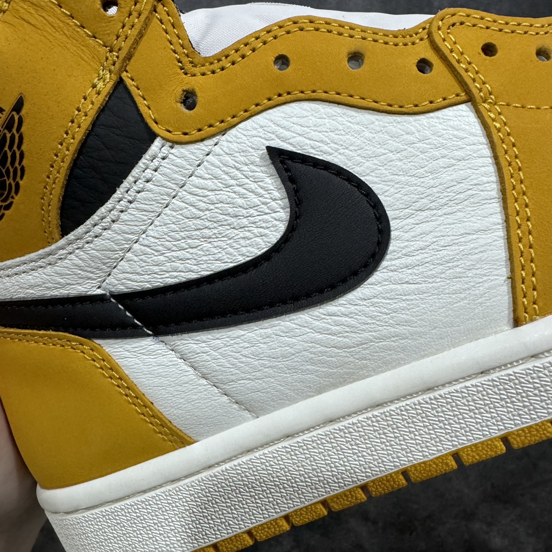 图片[3]-【莞产DG版本】Air Jordan 1 High OG \”Yellow Ochre\” 高帮 白黄脚趾 AJ1 乔丹1代 aj1 乔1 高邦 土黄 乔丹篮球鞋系列 DZ5485-701 鞋身采用了黄色、黑色和白色的组合，鞋面采用白色皮革呈现，搭配小麦色框架覆盖层，黑色的Wings Logo压印在鞋领附近黄色的牛皮革上，鞋舌标签也是采用的黄色底上黑色Nike Logo，侧身Swoosh LLogo及鞋领以黑色点缀，最后以白色中底搭配黄色外底结尾，完善整体设计。 尺码：36 36.5 37.5 38 38.5 39 40 40.5 41 42 42.5 43 44 44.5 45 46 47.5-选品中心