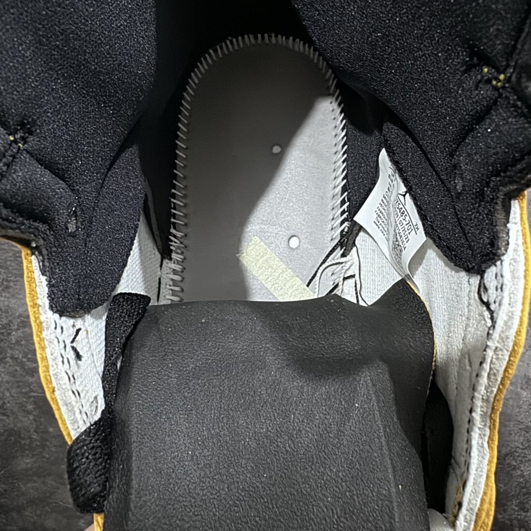 图片[7]-【莞产DG版本】Air Jordan 1 High OG \”Yellow Ochre\” 高帮 白黄脚趾 AJ1 乔丹1代 aj1 乔1 高邦 土黄 乔丹篮球鞋系列 DZ5485-701 鞋身采用了黄色、黑色和白色的组合，鞋面采用白色皮革呈现，搭配小麦色框架覆盖层，黑色的Wings Logo压印在鞋领附近黄色的牛皮革上，鞋舌标签也是采用的黄色底上黑色Nike Logo，侧身Swoosh LLogo及鞋领以黑色点缀，最后以白色中底搭配黄色外底结尾，完善整体设计。 尺码：36 36.5 37.5 38 38.5 39 40 40.5 41 42 42.5 43 44 44.5 45 46 47.5-选品中心