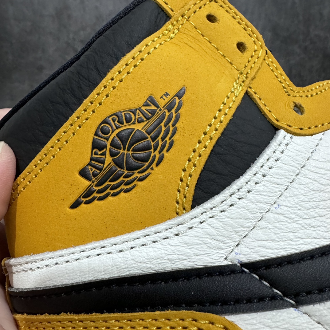 图片[2]-【莞产DG版本】Air Jordan 1 High OG \”Yellow Ochre\” 高帮 白黄脚趾 AJ1 乔丹1代 aj1 乔1 高邦 土黄 乔丹篮球鞋系列 DZ5485-701 鞋身采用了黄色、黑色和白色的组合，鞋面采用白色皮革呈现，搭配小麦色框架覆盖层，黑色的Wings Logo压印在鞋领附近黄色的牛皮革上，鞋舌标签也是采用的黄色底上黑色Nike Logo，侧身Swoosh LLogo及鞋领以黑色点缀，最后以白色中底搭配黄色外底结尾，完善整体设计。 尺码：36 36.5 37.5 38 38.5 39 40 40.5 41 42 42.5 43 44 44.5 45 46 47.5-选品中心