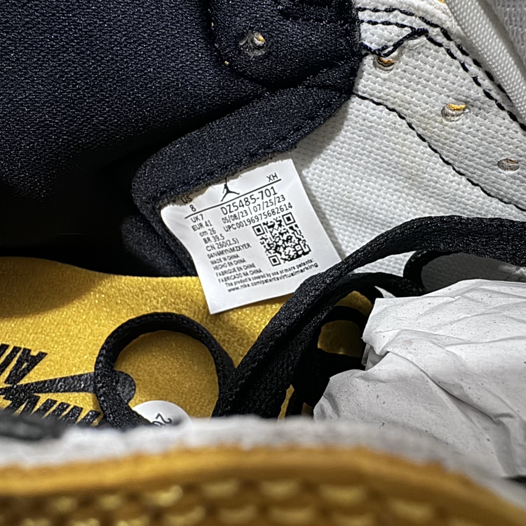 图片[6]-【莞产DG版本】Air Jordan 1 High OG \”Yellow Ochre\” 高帮 白黄脚趾 AJ1 乔丹1代 aj1 乔1 高邦 土黄 乔丹篮球鞋系列 DZ5485-701 鞋身采用了黄色、黑色和白色的组合，鞋面采用白色皮革呈现，搭配小麦色框架覆盖层，黑色的Wings Logo压印在鞋领附近黄色的牛皮革上，鞋舌标签也是采用的黄色底上黑色Nike Logo，侧身Swoosh LLogo及鞋领以黑色点缀，最后以白色中底搭配黄色外底结尾，完善整体设计。 尺码：36 36.5 37.5 38 38.5 39 40 40.5 41 42 42.5 43 44 44.5 45 46 47.5-选品中心