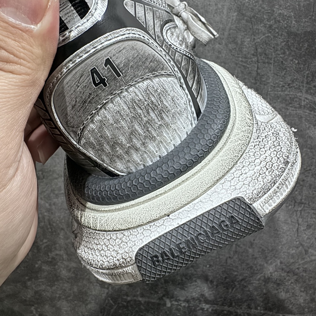 图片[7]-【X版纯原】BALENCIAGA 3XL Sneakers 巴黎世家十代网布系带低帮走秀复古老爹鞋n全新版本 全新顶端品质 全套原纸板楦头开发 最原汁原味的灵魂版型全鞋荧光划线卡点 胶水把控整洁度追求极致完美 每一双都是工艺品 多重QC质检 超越公司货的品控标准 实实在在的免检产品 原盒原配 正确字体电绣 粗细、位置、大小正确 侧边TPU 透气孔匹配意产原版 正确分离大底 TPU软底 原版一致大底LOGO 立体感十足 原厂皮料水洗做旧 采购原厂网纱 不含皮革 网布材料和聚氨酯 磨损效果 鞋头边缘和后帮 Balenciaga 徽标 鞋面和后跟凸印尺码 鞋舌 3XL 橡胶品牌标识和反光细节 鞋帮拉袢和鞋舌拉祥 配反光细节 备用鞋带在鞋履前侧 可在穿着前取下 便于不同造型搭配 正常尺码 尺码：35 36 37 38 39 40 41 42 43 44 45 46 编码：X10460490-莆田鞋批发中心