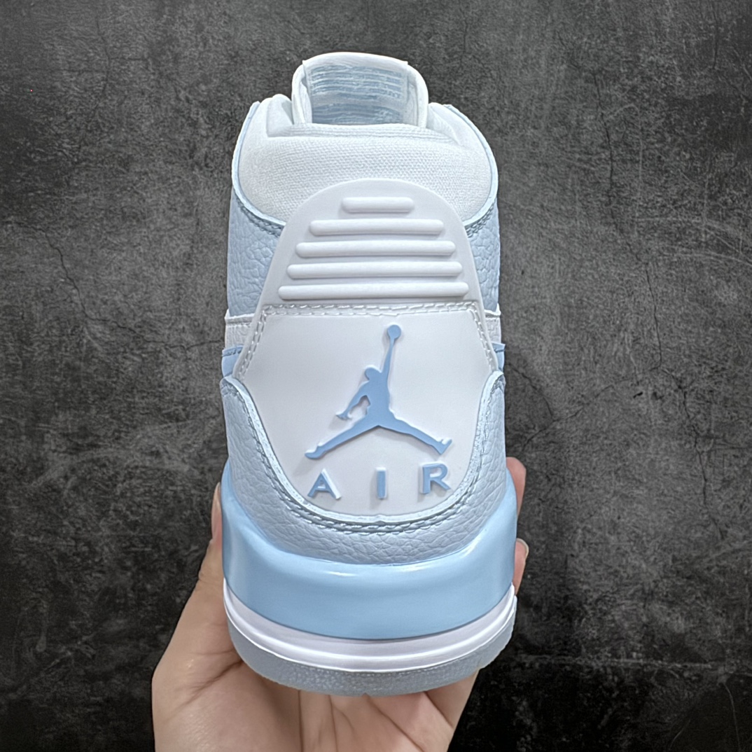 图片[4]-【纯原N版】Air Jordan Legacy AJ312白浅蓝 FV8118-141n鞋身采用了皮革材质打造 横跨鞋面的魔术贴十分吸睛 侧面的Swoosh Logo的一部分被鞋面遮挡了一部分 颇具玩味 魔术贴上标有NK标识 而鞋舌上是Jordan的经典飞翼Logo 后跟和鞋底均采用了Air Jordan 3 的设计 后跟上同样也使用了经典的爆裂纹图案  尺码：36 36.5 37.5 38 38.5 39 40 40.5 41 42 42.5 43 44 44.5 45 46 47.5-莆田鞋批发中心