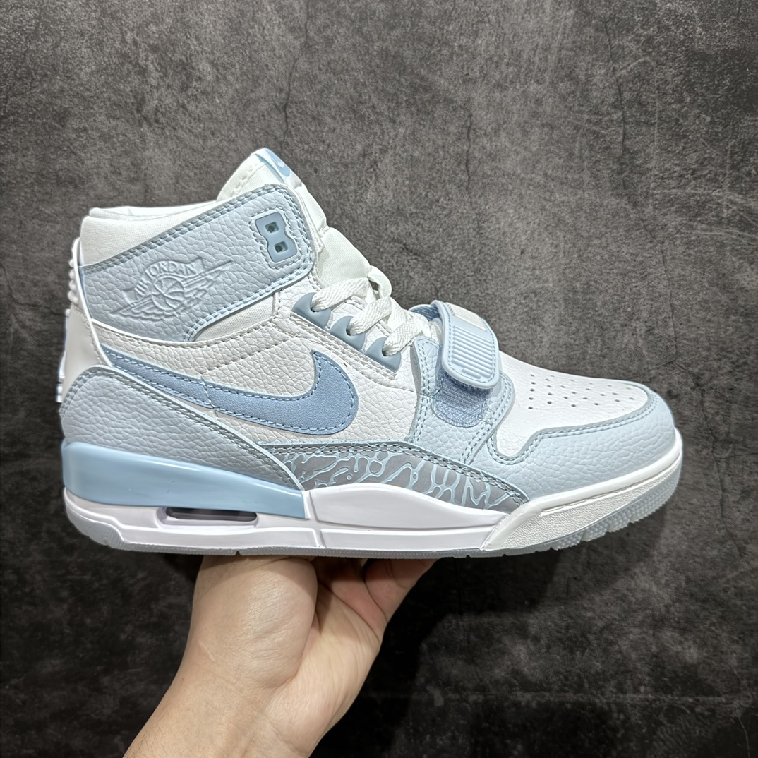 【纯原N版】Air Jordan Legacy AJ312白浅蓝 FV8118-141n鞋身采用了皮革材质打造 横跨鞋面的魔术贴十分吸睛 侧面的Swoosh Logo的一部分被鞋面遮挡了一部分 颇具玩味 魔术贴上标有NK标识 而鞋舌上是Jordan的经典飞翼Logo 后跟和鞋底均采用了Air Jordan 3 的设计 后跟上同样也使用了经典的爆裂纹图案  尺码：36 36.5 37.5 38 38.5 39 40 40.5 41 42 42.5 43 44 44.5 45 46 47.5-莆田鞋批发中心