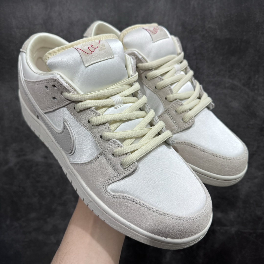 【纯原Top版本】NK SB Dunk Low “City of Love”n情人节 米白丝绸 FZ5654-100纯原生产线出品n原厂织唛标 一致匹配原版n全市场唯一正确鞋带绑法n原楦原纸板开发 匹配原版98%以上n后跟垫棉独家呈现 后跟反口里弧度正确n全新后跟电绣 电绣针数与正品一致n原厂皮料 质感无敌！ 货号：FZ5654-100 Size：36/47.5-莆田鞋批发中心