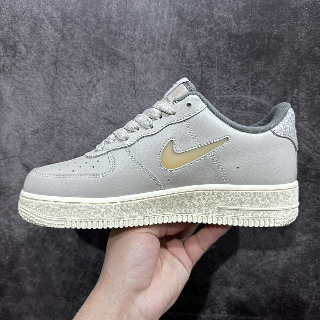 图片[2]-【公司级】NK Air Force 1’07 Low Retro”Light Bone Pale Vanilla/Jewel“空军一号经典低帮百搭休闲运动板鞋“皮革浅灰黄水晶小钩”原楦头原纸板 打造纯正空军版型#专注外贸渠道 全掌内置蜂窝气垫 #原盒配件 原厂中底钢印、拉帮完美 货号：DC8894-001 尺码：36 36.5 37.5 38 38.5 39 40 40.5 41 42 42.5 43 44 44.5 45-莆田鞋批发中心