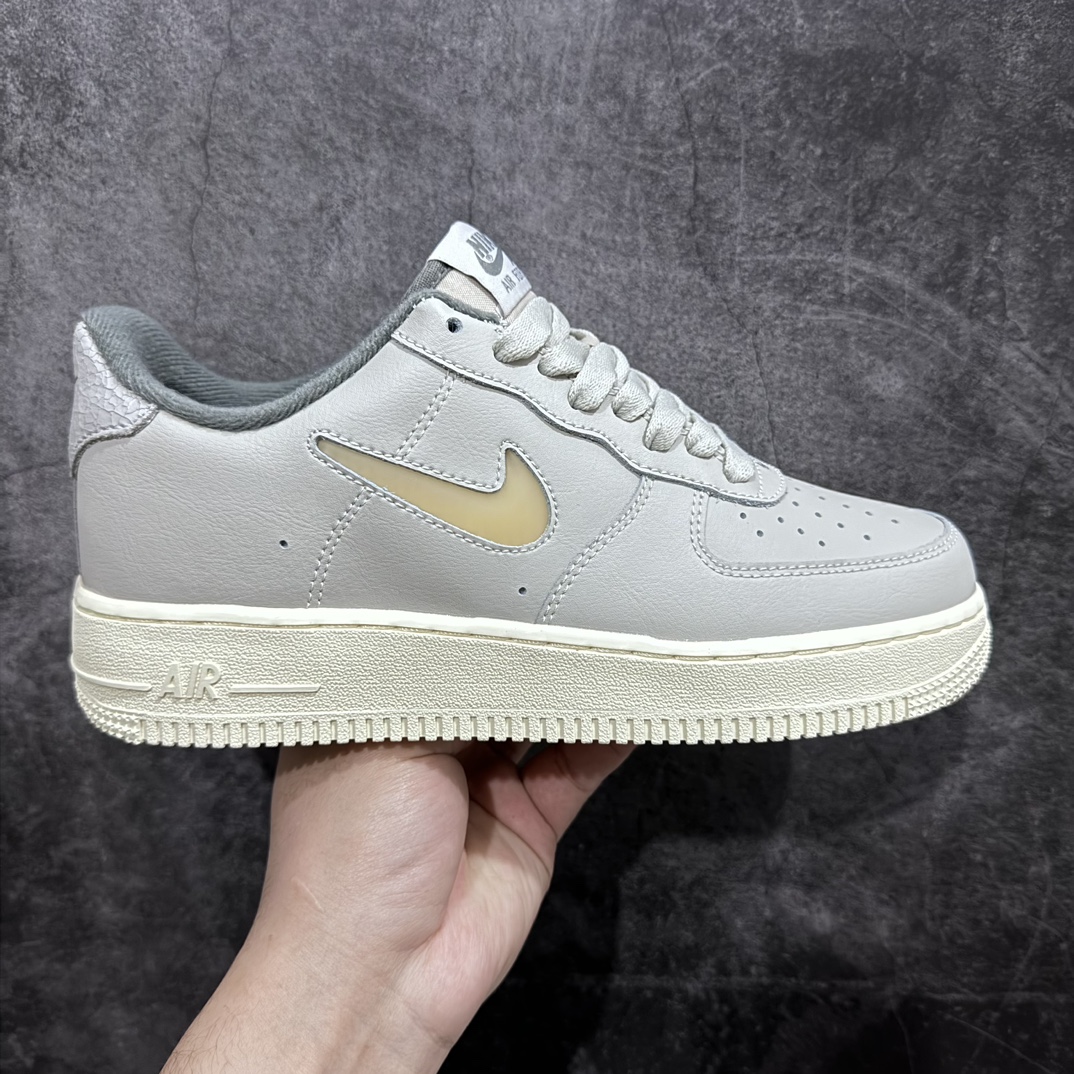 【公司级】NK Air Force 1’07 Low Retro”Light Bone Pale Vanilla/Jewel“空军一号经典低帮百搭休闲运动板鞋“皮革浅灰黄水晶小钩”原楦头原纸板 打造纯正空军版型#专注外贸渠道 全掌内置蜂窝气垫 #原盒配件 原厂中底钢印、拉帮完美 货号：DC8894-001 尺码：36 36.5 37.5 38 38.5 39 40 40.5 41 42 42.5 43 44 44.5 45-莆田鞋批发中心