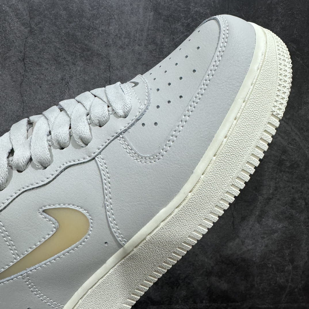 图片[6]-【公司级】NK Air Force 1’07 Low Retro”Light Bone Pale Vanilla/Jewel“空军一号经典低帮百搭休闲运动板鞋“皮革浅灰黄水晶小钩”原楦头原纸板 打造纯正空军版型#专注外贸渠道 全掌内置蜂窝气垫 #原盒配件 原厂中底钢印、拉帮完美 货号：DC8894-001 尺码：36 36.5 37.5 38 38.5 39 40 40.5 41 42 42.5 43 44 44.5 45-莆田鞋批发中心