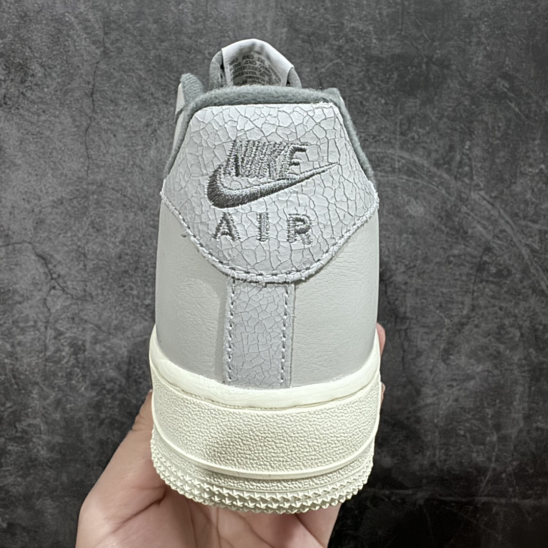 图片[4]-【公司级】NK Air Force 1’07 Low Retro”Light Bone Pale Vanilla/Jewel“空军一号经典低帮百搭休闲运动板鞋“皮革浅灰黄水晶小钩”原楦头原纸板 打造纯正空军版型#专注外贸渠道 全掌内置蜂窝气垫 #原盒配件 原厂中底钢印、拉帮完美 货号：DC8894-001 尺码：36 36.5 37.5 38 38.5 39 40 40.5 41 42 42.5 43 44 44.5 45-莆田鞋批发中心