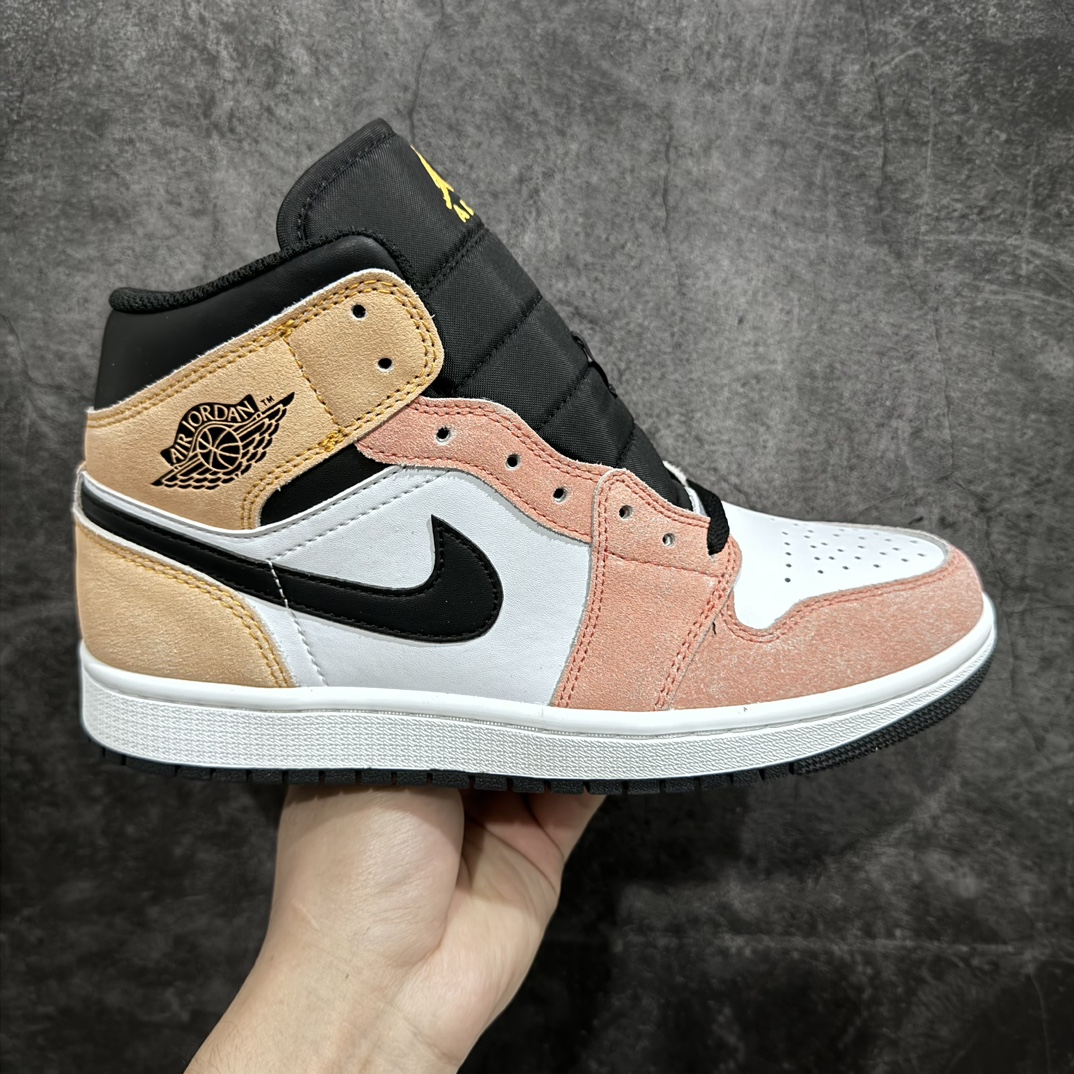 【DT版本】Air Jordan AJ1 Mid中帮 粉橙渐变 DX4332-800市面中低帮最具代表性版本没有之一 口碑大厂出品 品控大底版型不断改良更新 全套原纸板楦头开发 确保原汁原味 完美呈现版型 完美零毛边处理 原厂内置全掌气垫 价格定位良心 平台专用代工流水线出品 一眼公司既视感 拿到手的一瞬间就与众不同 碾压市面所有版本 全部原鞋开发 每一个配色都会采购原鞋确认细节 打破市面看图做货无好货之说SIZE：40 40.5 41 42 42.5 43 44 44.5 45 46-莆田鞋批发中心