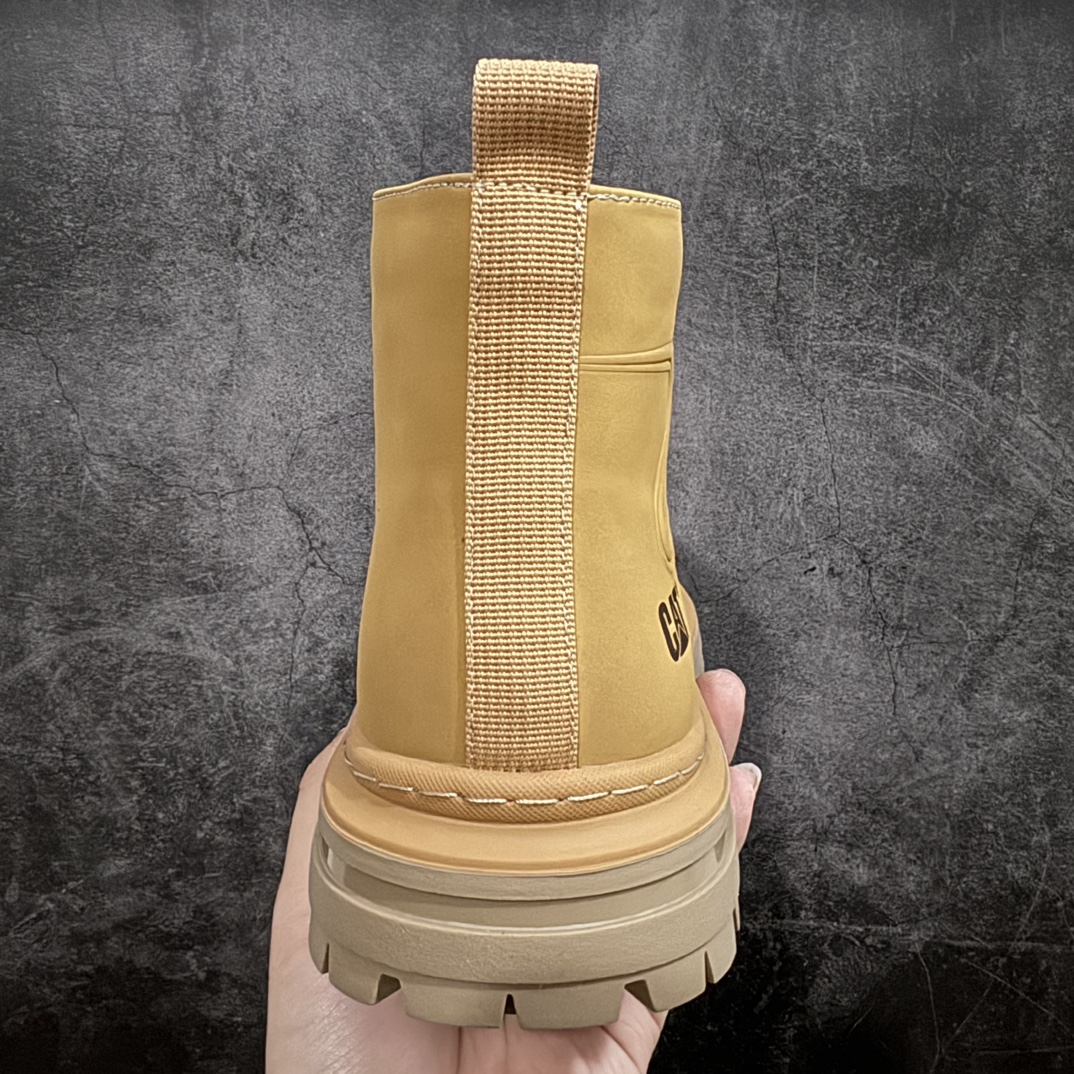 图片[4]-【广东纯原版本】CAT卡特户外高帮休闲马丁靴系列 广东大厂品质 原盒原包装 23ss新款 时尚潮流搭配 面料采用意大利🇮🇹顶级磨砂细纹牛皮搭配帆布拼接款式设计风格 彰显时尚潮流气息 搭配防臭防腐真皮乳胶鞋垫 给您完美的穿着体验 质量考究耐穿 型男必备 专治不帅 高品质脚感一流！全套官网统一包装 今年冬季防寒户外专用 日常随意搭配 尺码：38 39 40 41 42 43 44（皮鞋码）-选品中心